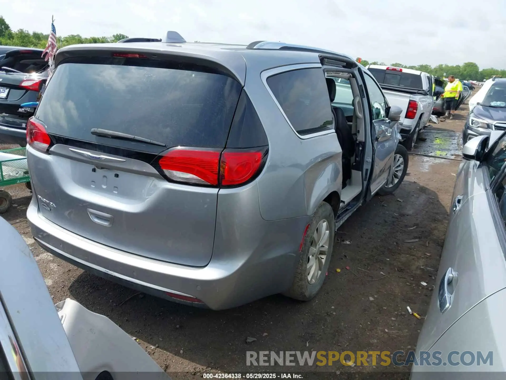 4 Photograph of a damaged car 2C4RC1BG1KR548192 CHRYSLER PACIFICA 2019