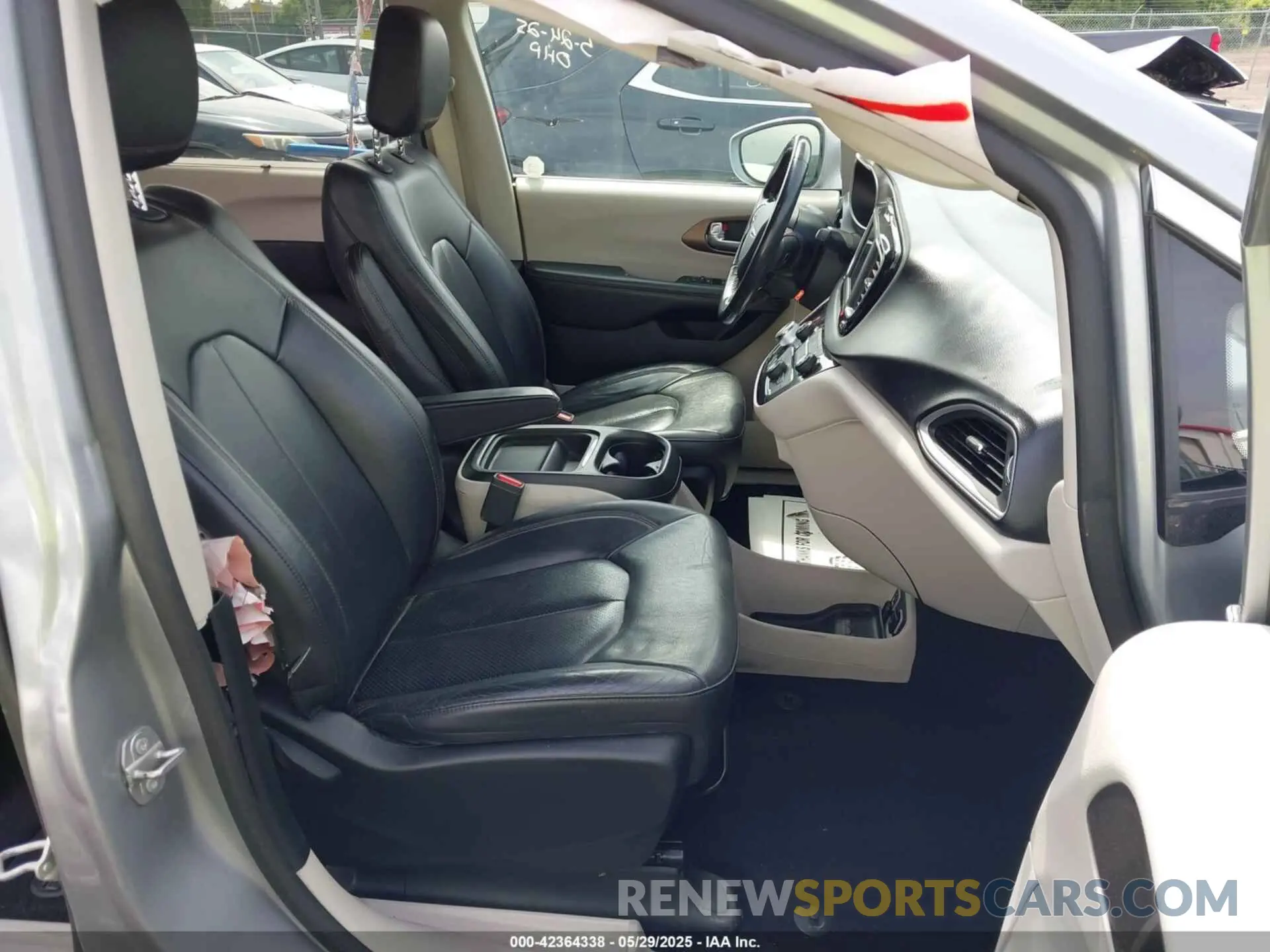 5 Photograph of a damaged car 2C4RC1BG1KR548192 CHRYSLER PACIFICA 2019