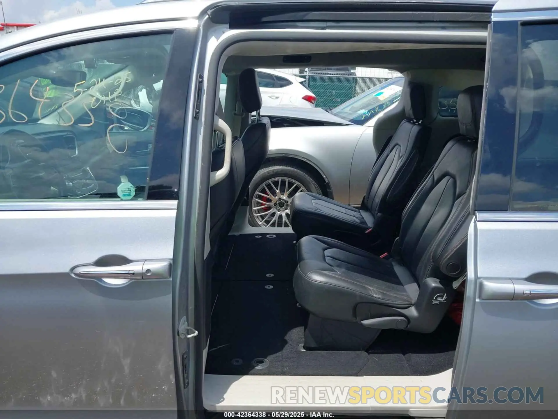 8 Photograph of a damaged car 2C4RC1BG1KR548192 CHRYSLER PACIFICA 2019