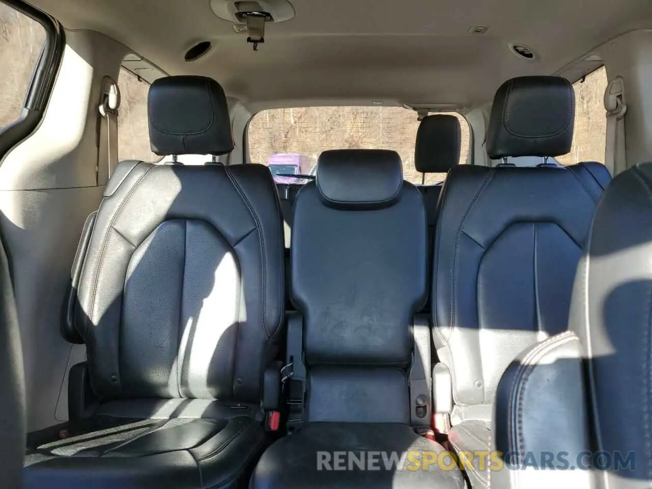 10 Photograph of a damaged car 2C4RC1BG1KR555384 CHRYSLER PACIFICA 2019