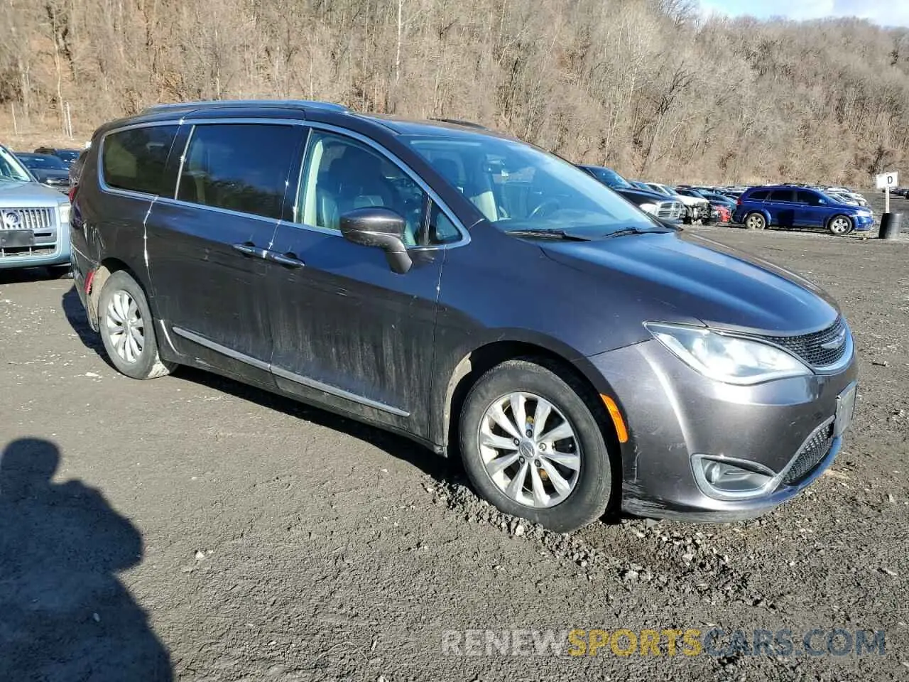 4 Photograph of a damaged car 2C4RC1BG1KR555384 CHRYSLER PACIFICA 2019