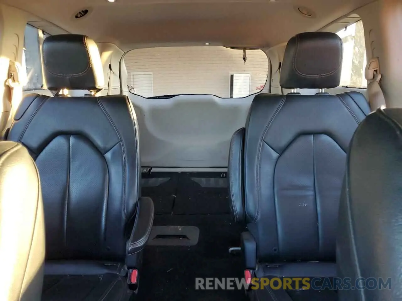 10 Photograph of a damaged car 2C4RC1BG1KR561525 CHRYSLER PACIFICA 2019