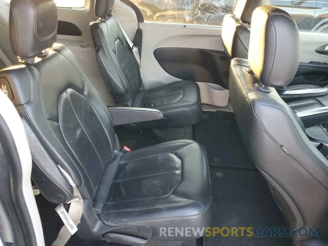 11 Photograph of a damaged car 2C4RC1BG1KR561525 CHRYSLER PACIFICA 2019