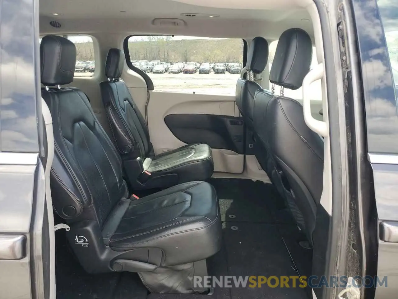 11 Photograph of a damaged car 2C4RC1BG1KR561542 CHRYSLER PACIFICA 2019