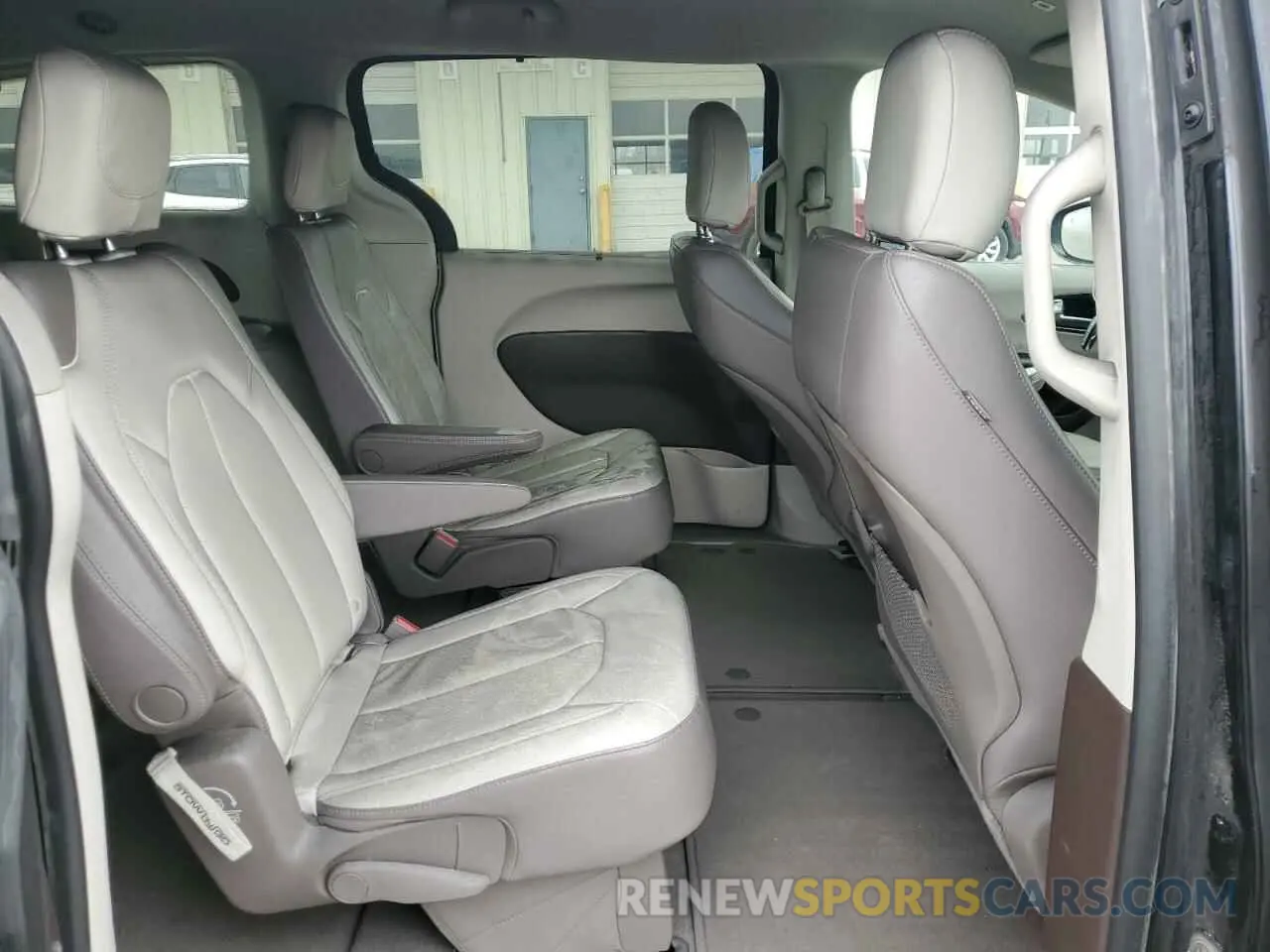 11 Photograph of a damaged car 2C4RC1BG1KR592838 CHRYSLER PACIFICA 2019
