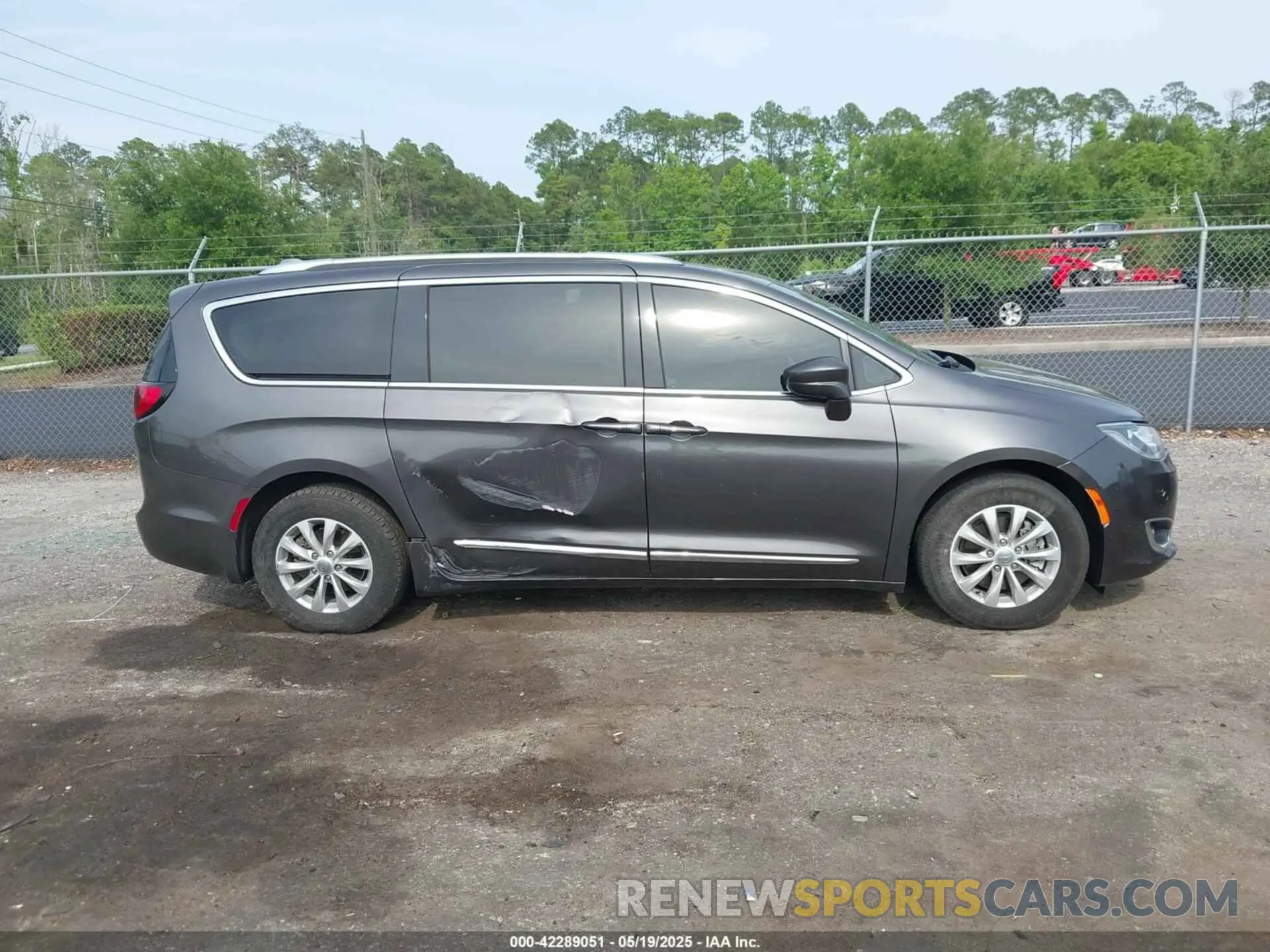 13 Photograph of a damaged car 2C4RC1BG1KR625031 CHRYSLER PACIFICA 2019