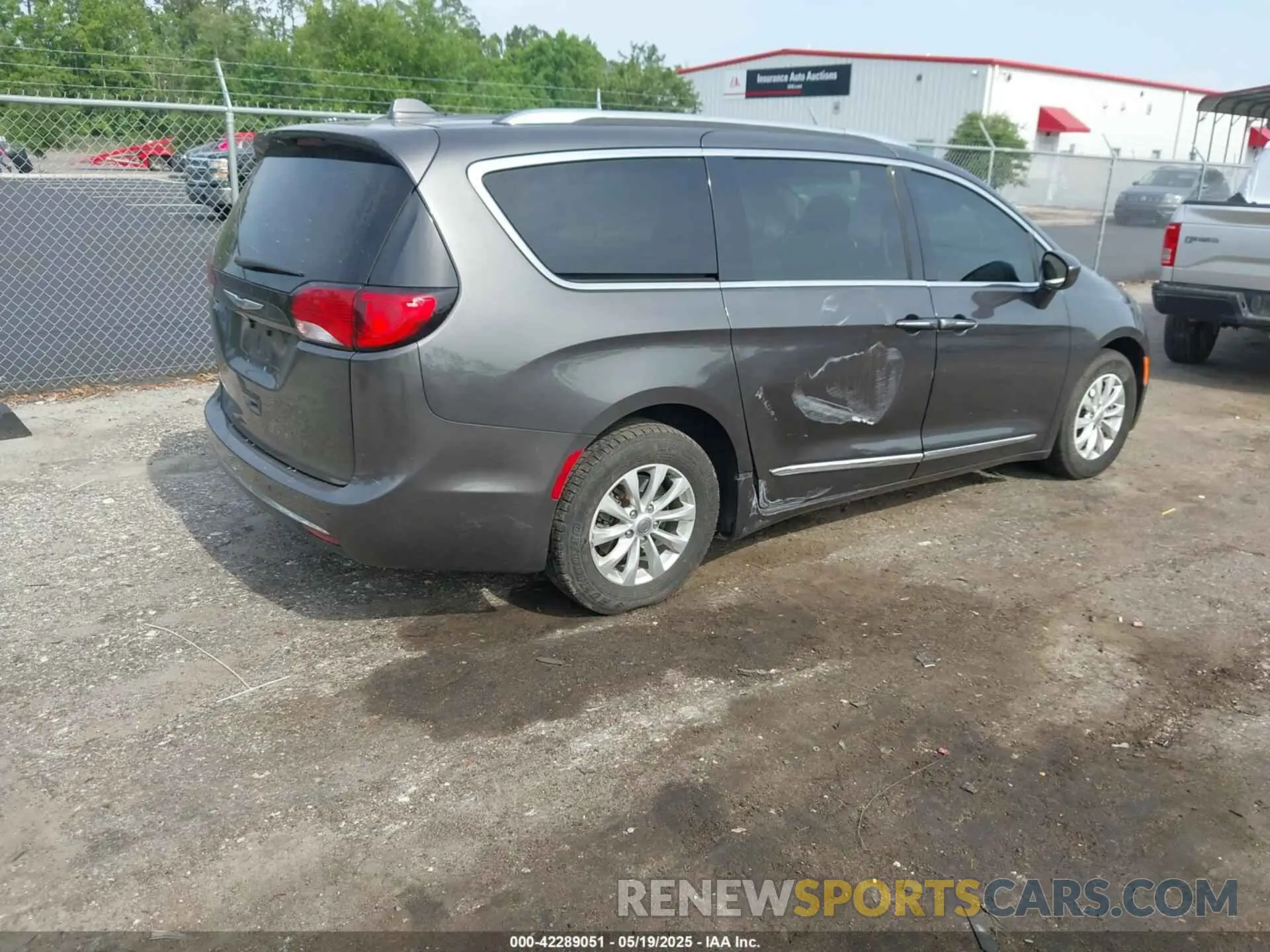 4 Photograph of a damaged car 2C4RC1BG1KR625031 CHRYSLER PACIFICA 2019