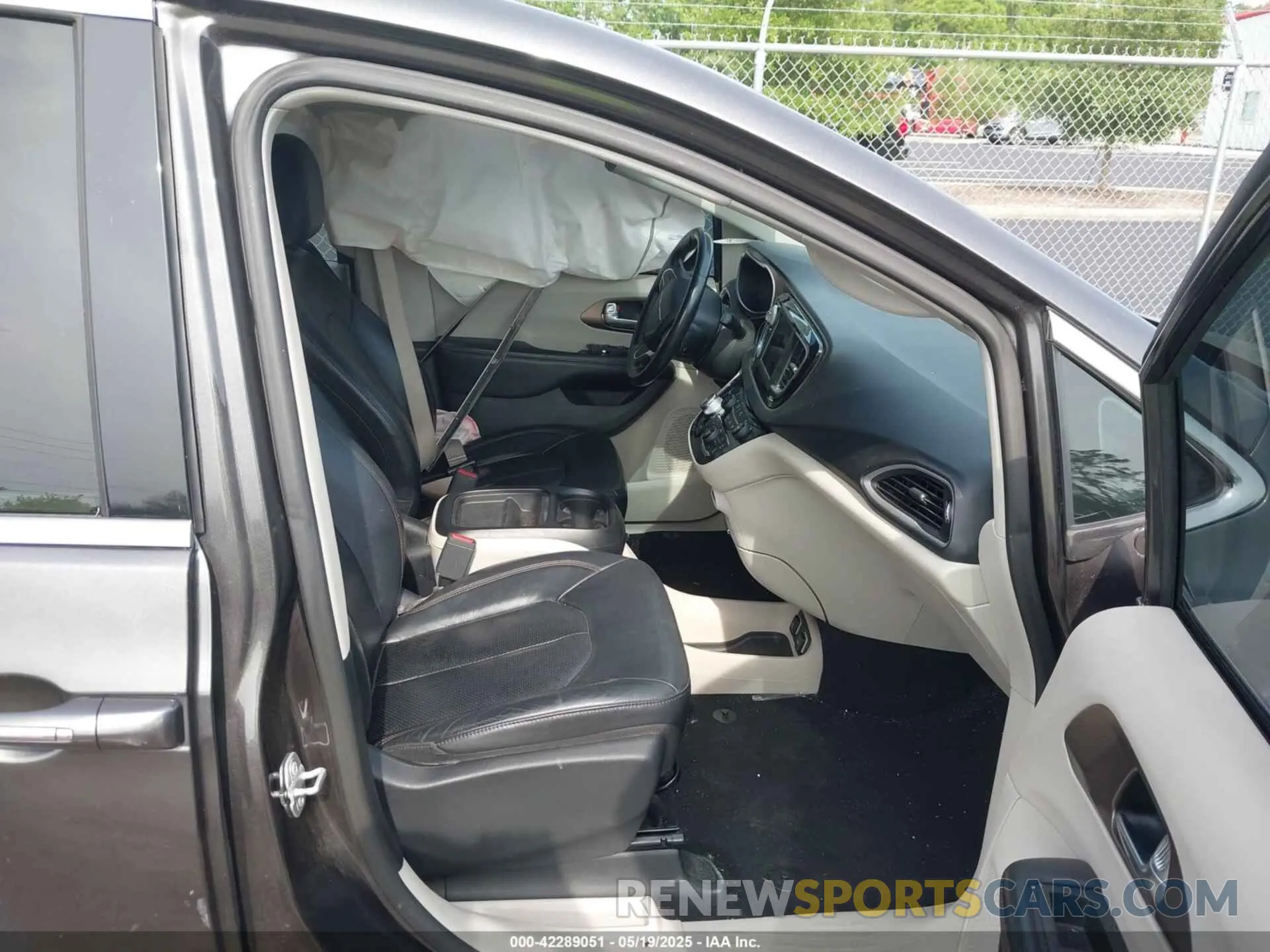 5 Photograph of a damaged car 2C4RC1BG1KR625031 CHRYSLER PACIFICA 2019