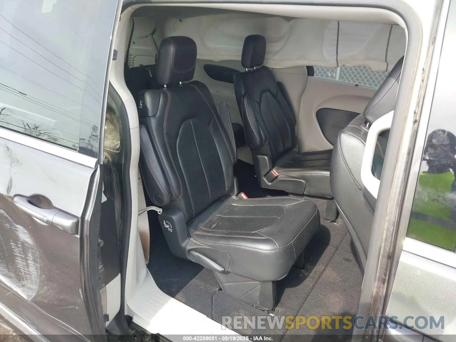8 Photograph of a damaged car 2C4RC1BG1KR625031 CHRYSLER PACIFICA 2019