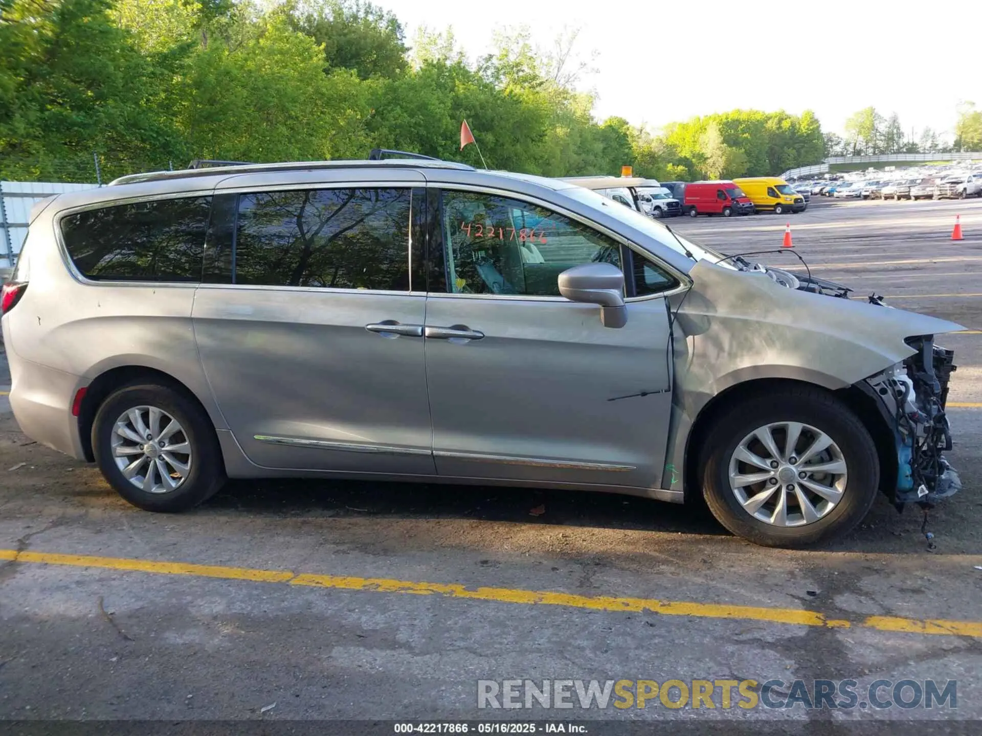 13 Photograph of a damaged car 2C4RC1BG1KR665917 CHRYSLER PACIFICA 2019