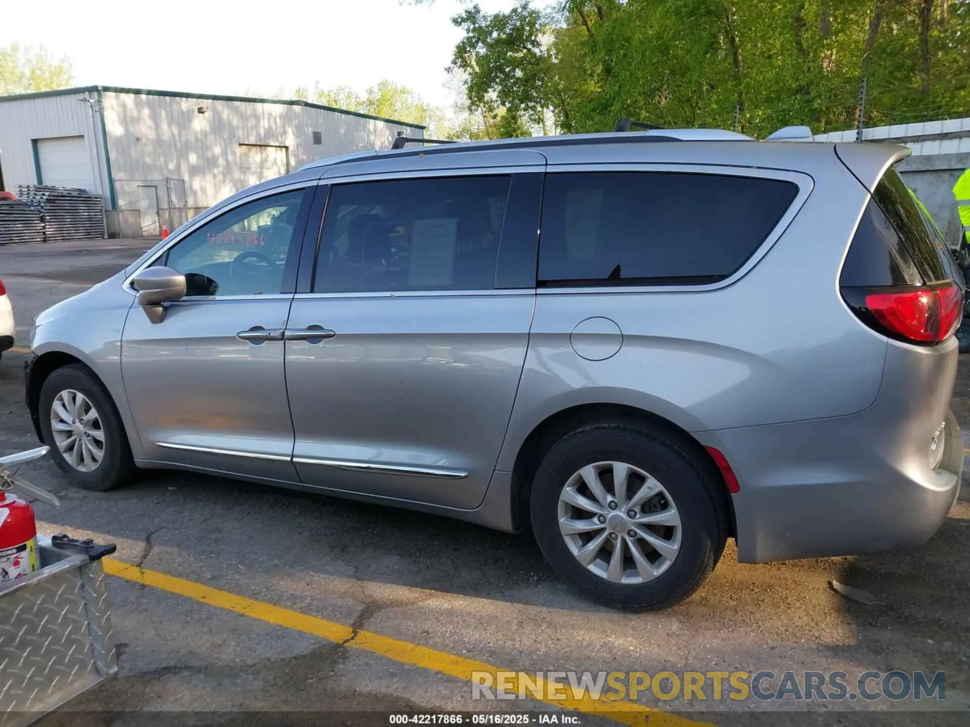 14 Photograph of a damaged car 2C4RC1BG1KR665917 CHRYSLER PACIFICA 2019