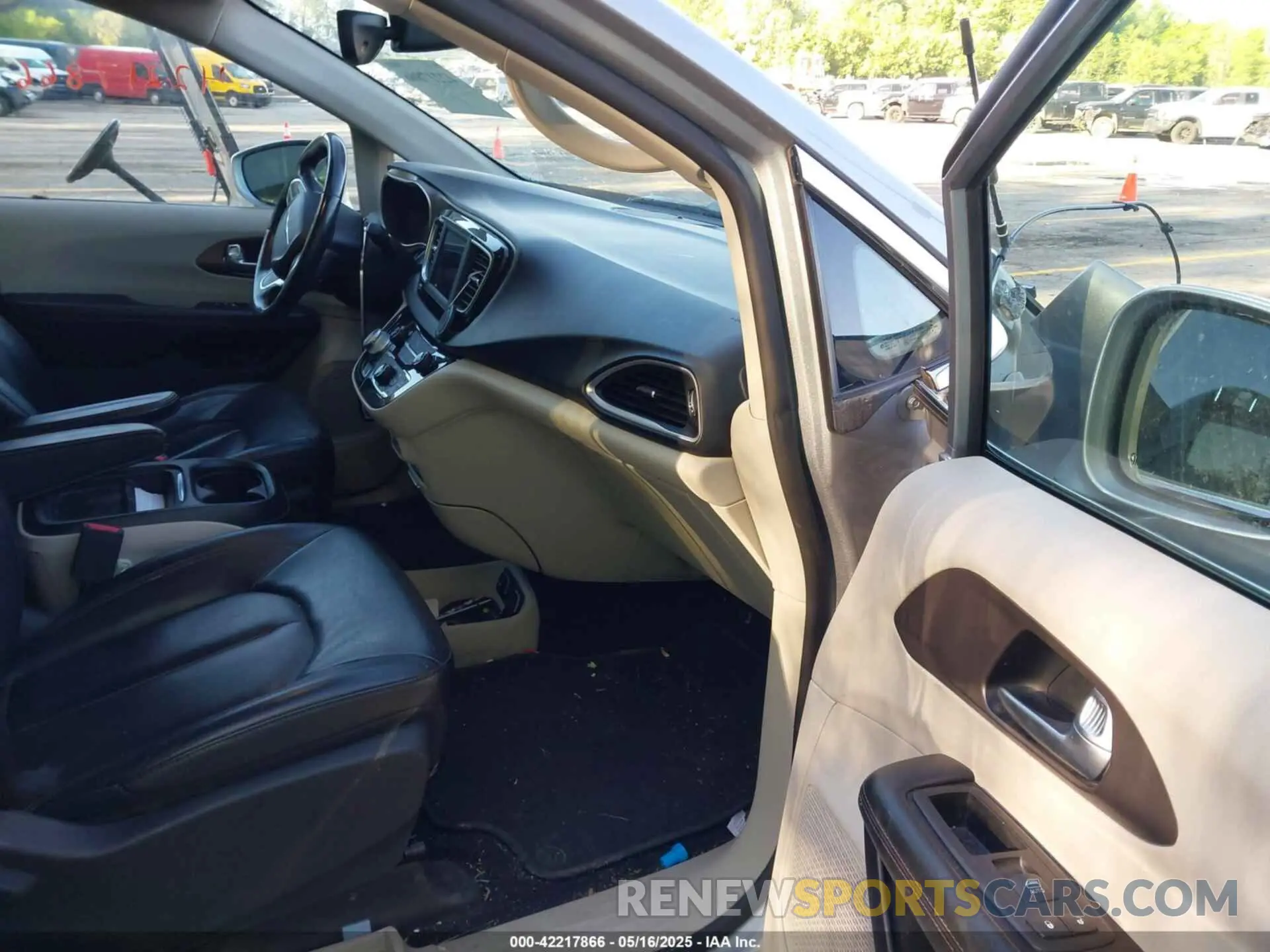 5 Photograph of a damaged car 2C4RC1BG1KR665917 CHRYSLER PACIFICA 2019