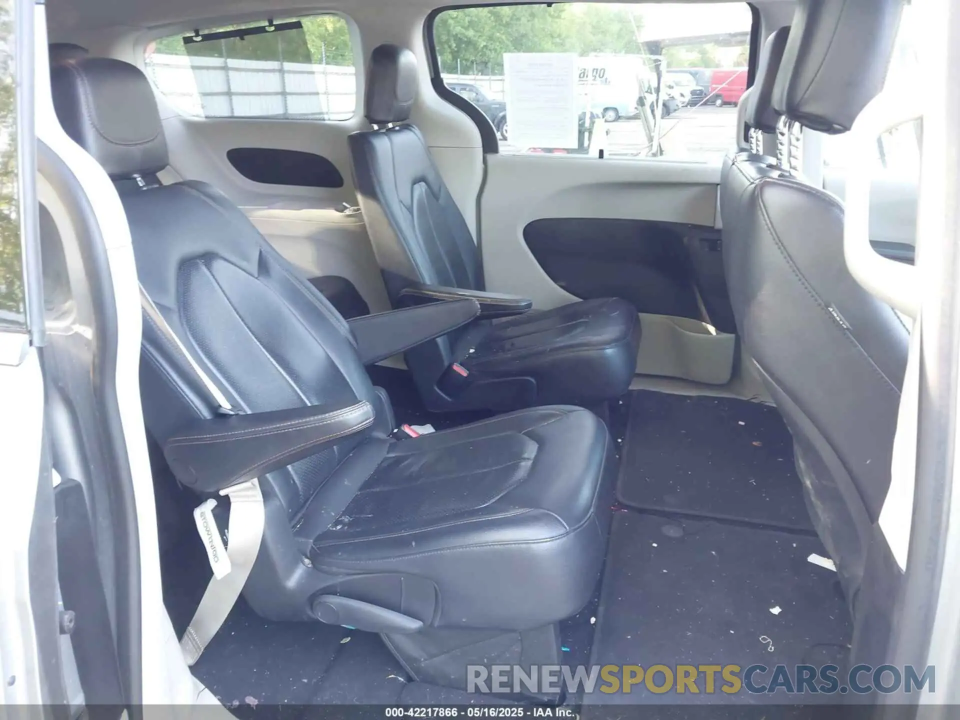 8 Photograph of a damaged car 2C4RC1BG1KR665917 CHRYSLER PACIFICA 2019