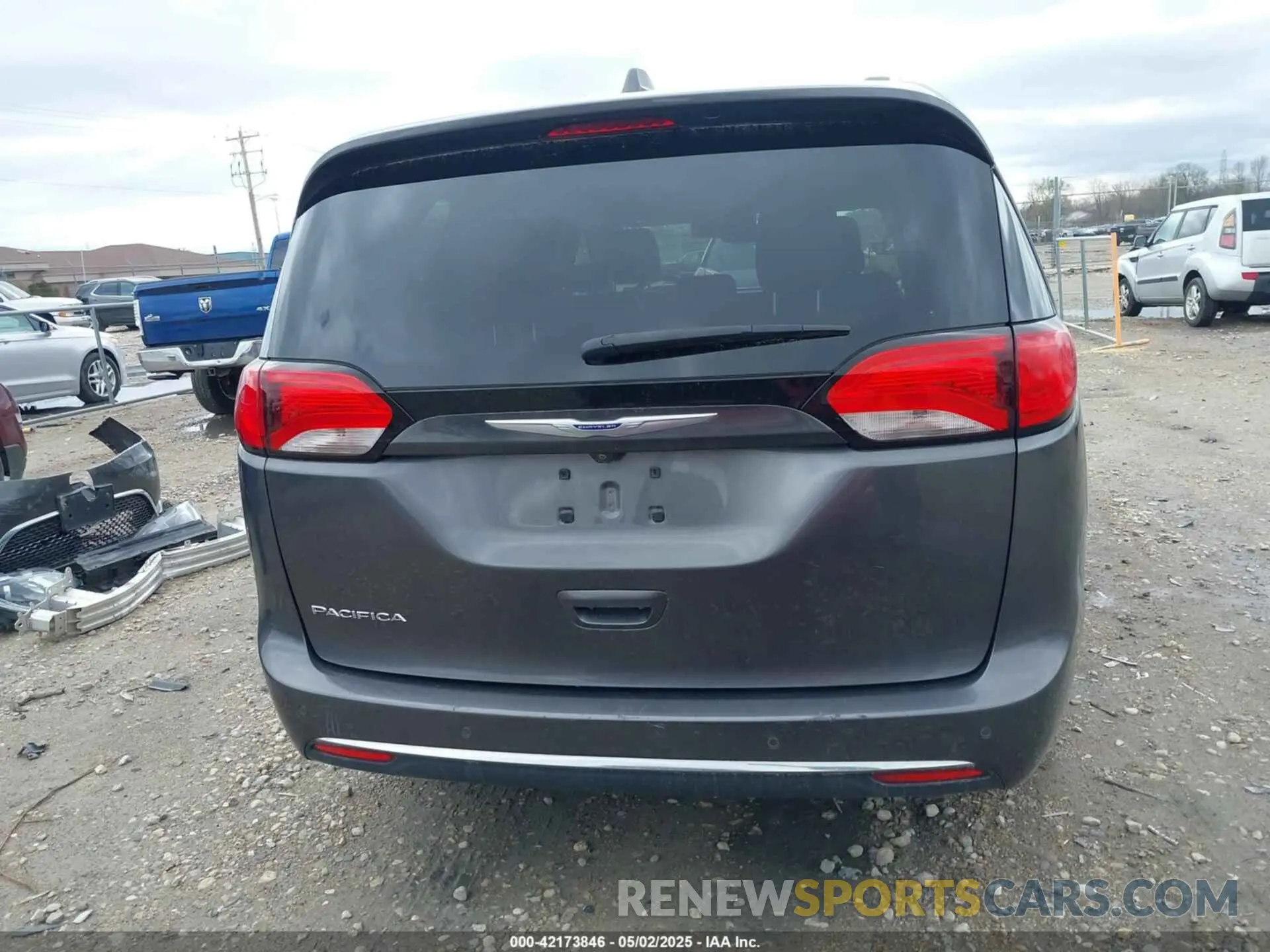 17 Photograph of a damaged car 2C4RC1BG1KR715411 CHRYSLER PACIFICA 2019