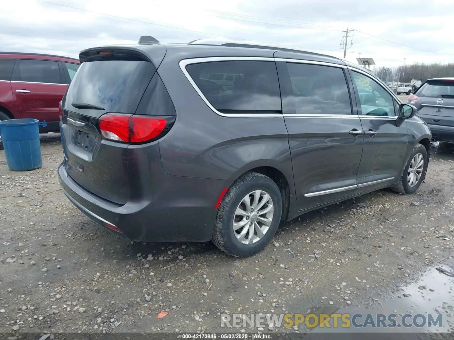 4 Photograph of a damaged car 2C4RC1BG1KR715411 CHRYSLER PACIFICA 2019