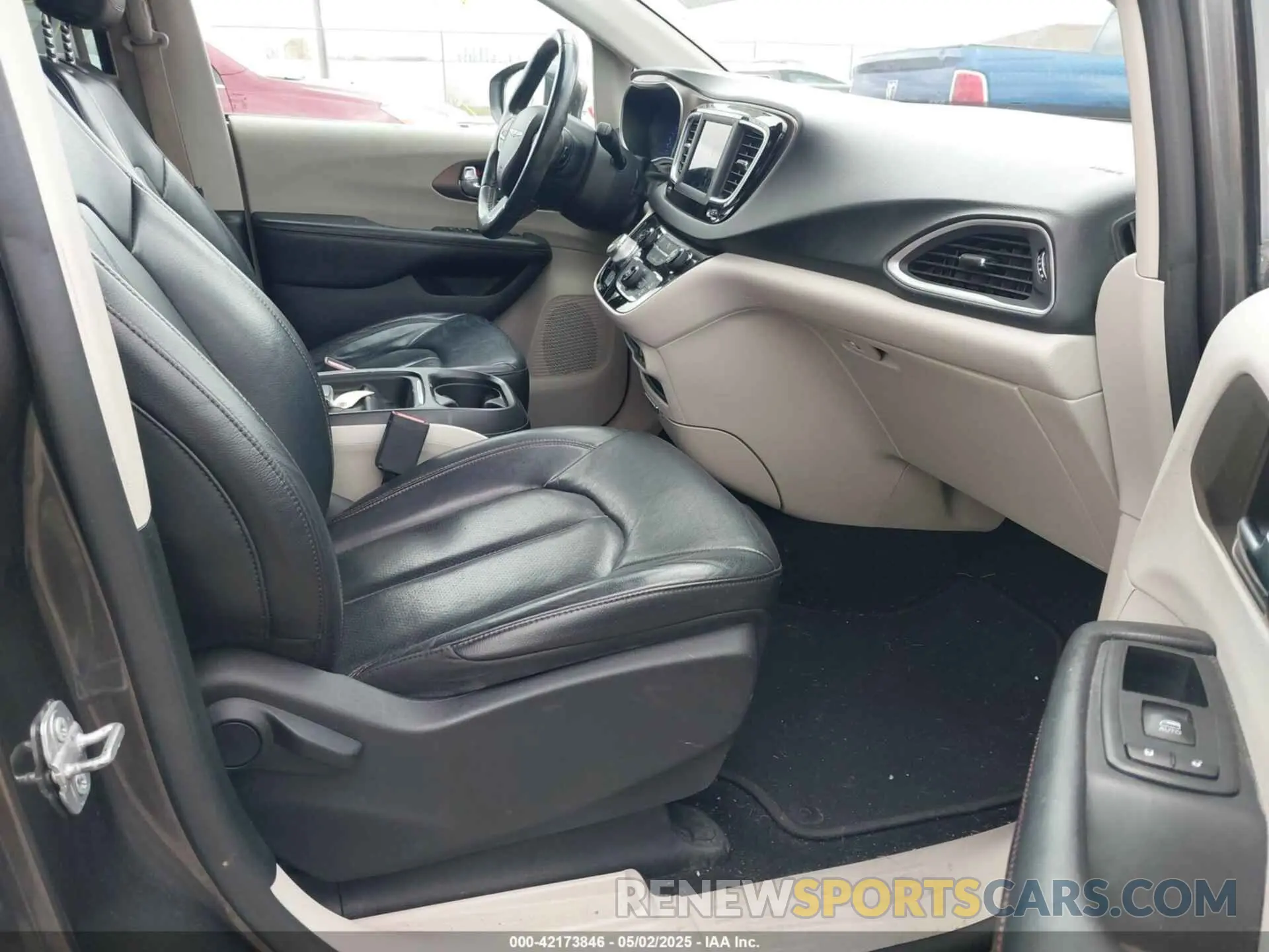 5 Photograph of a damaged car 2C4RC1BG1KR715411 CHRYSLER PACIFICA 2019