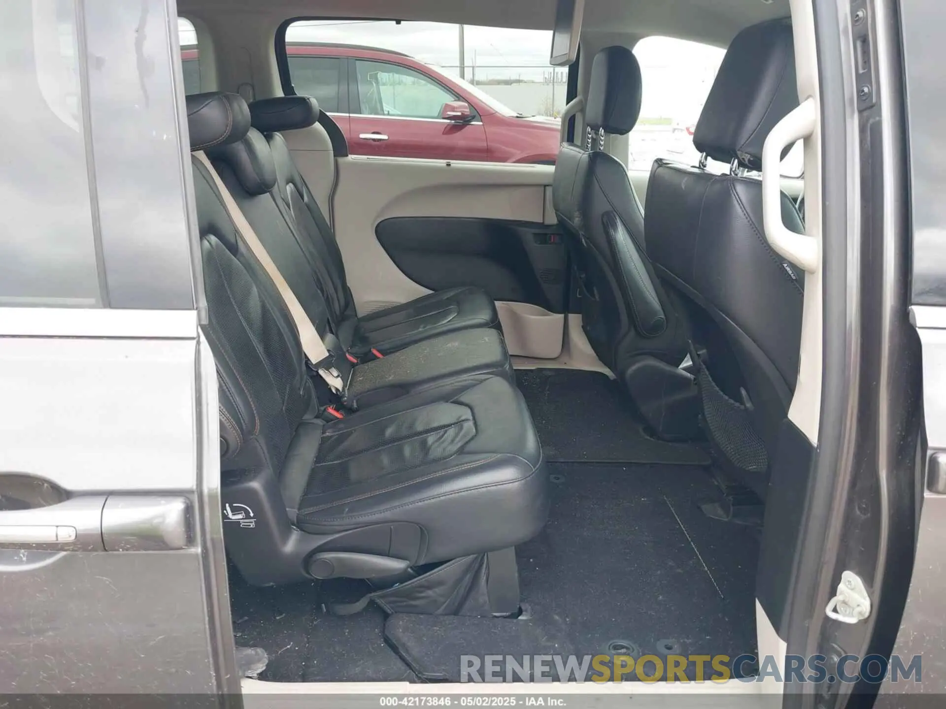 8 Photograph of a damaged car 2C4RC1BG1KR715411 CHRYSLER PACIFICA 2019