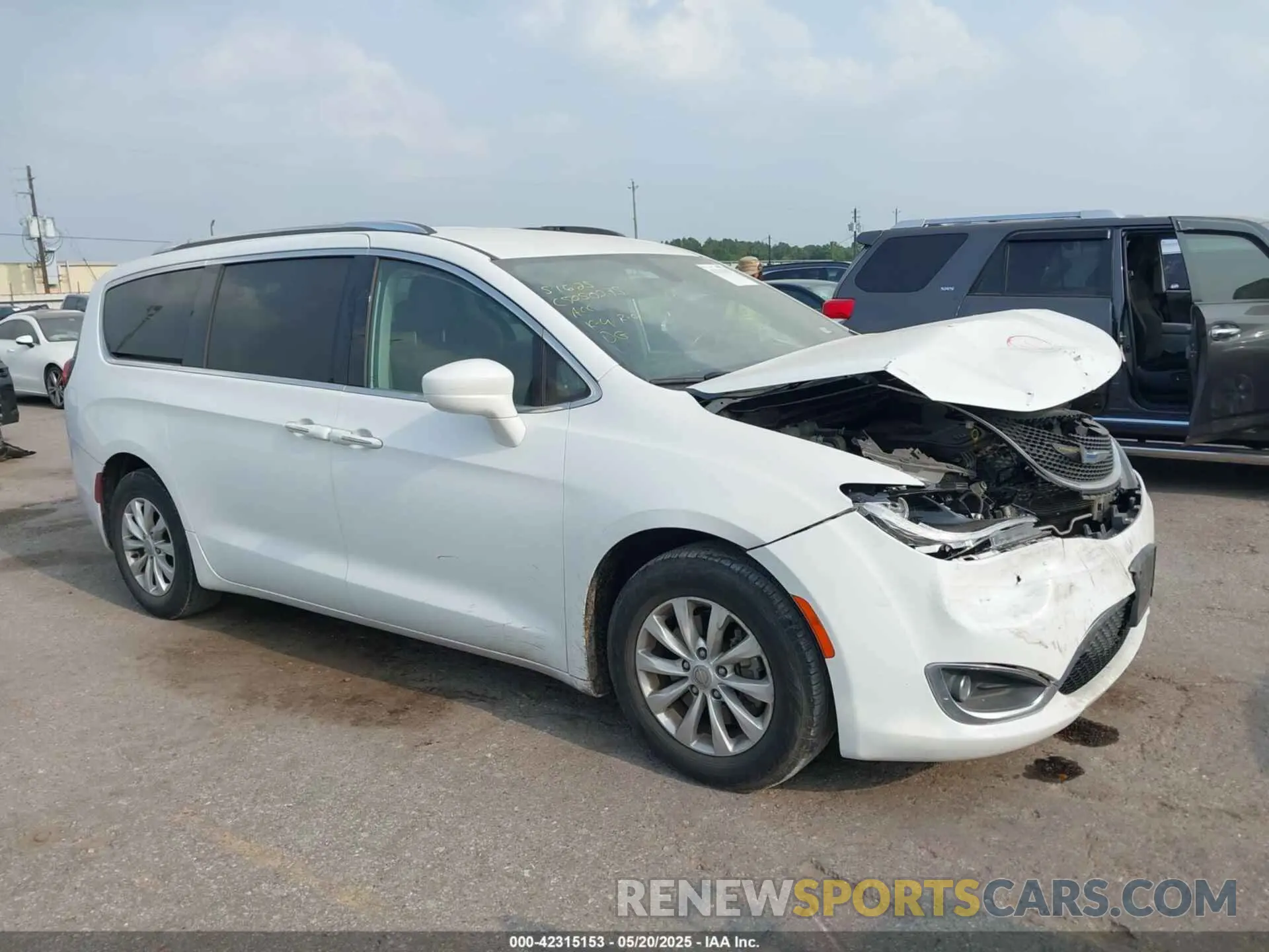 1 Photograph of a damaged car 2C4RC1BG2KR609002 CHRYSLER PACIFICA 2019