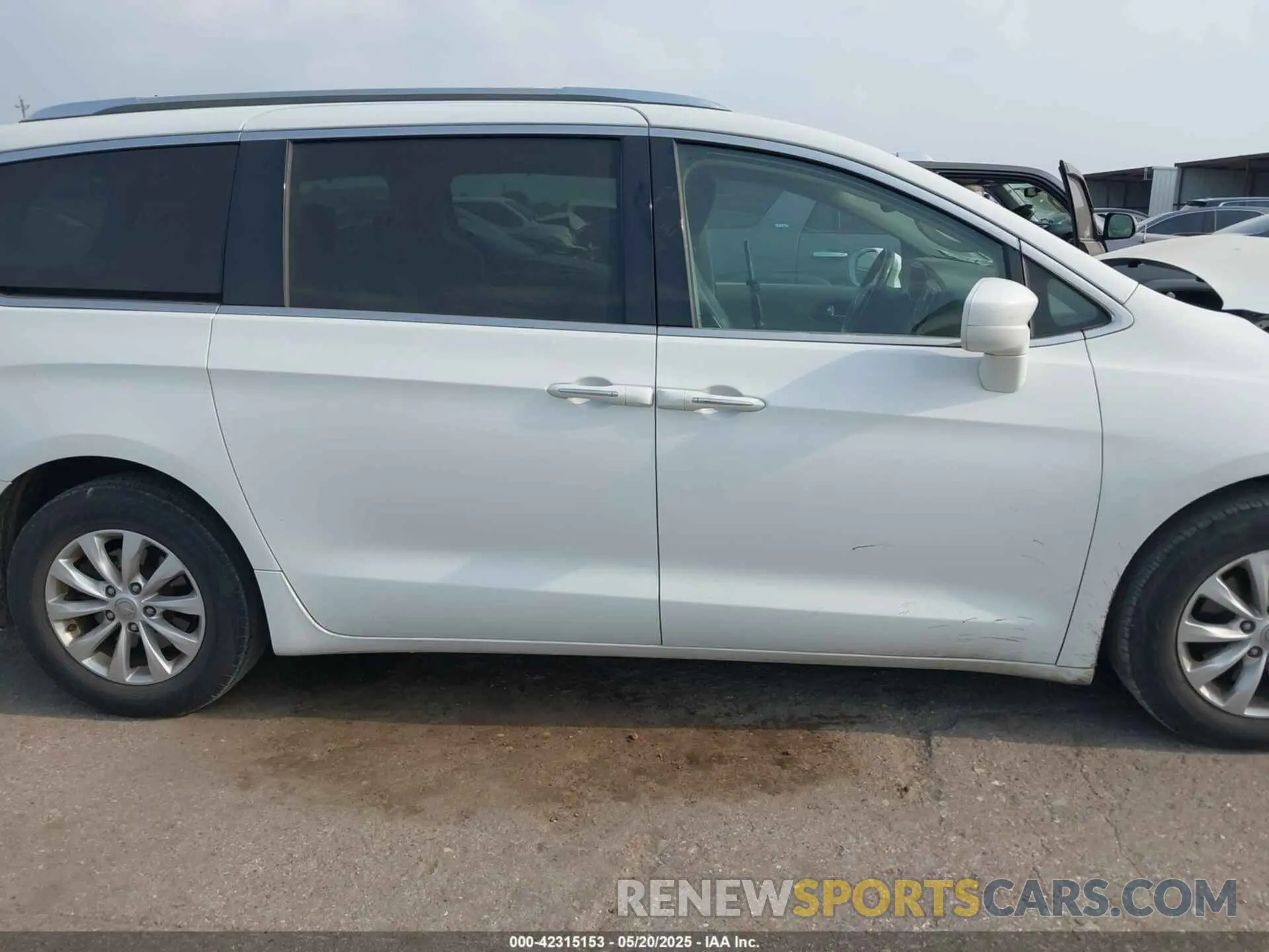 13 Photograph of a damaged car 2C4RC1BG2KR609002 CHRYSLER PACIFICA 2019