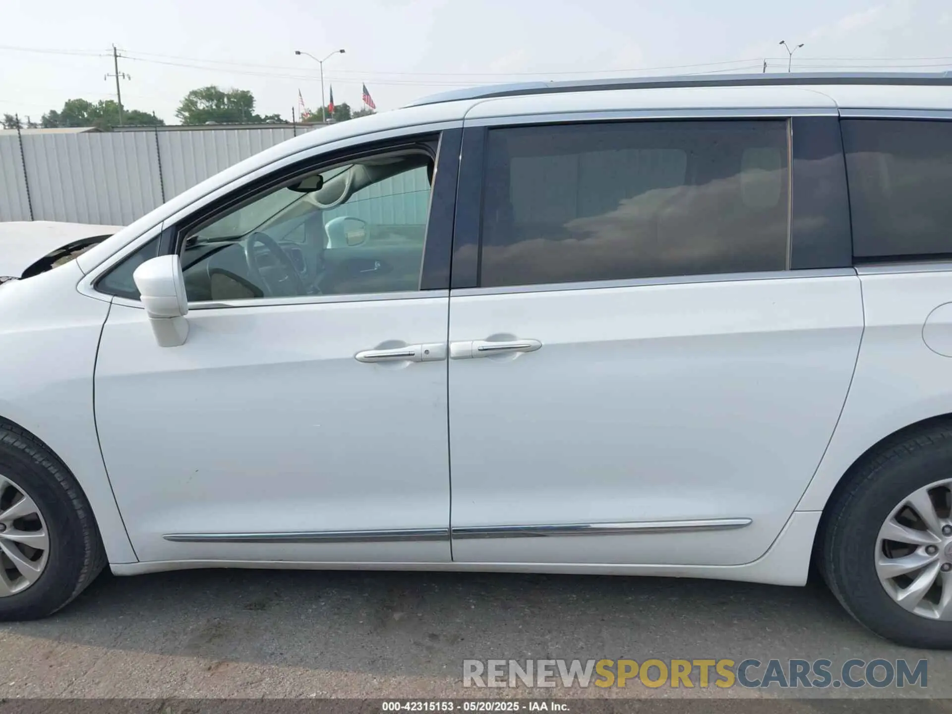 14 Photograph of a damaged car 2C4RC1BG2KR609002 CHRYSLER PACIFICA 2019