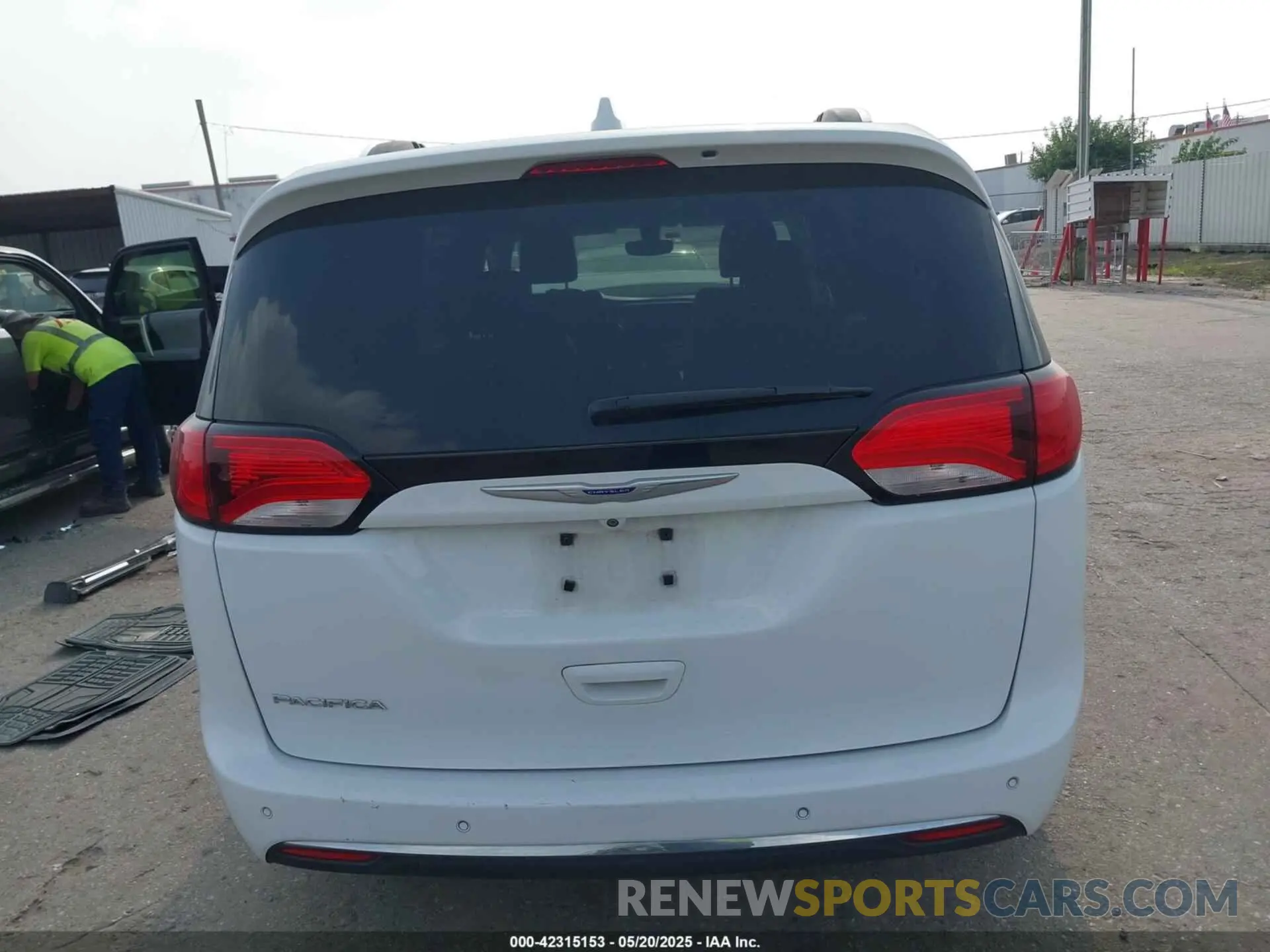 16 Photograph of a damaged car 2C4RC1BG2KR609002 CHRYSLER PACIFICA 2019