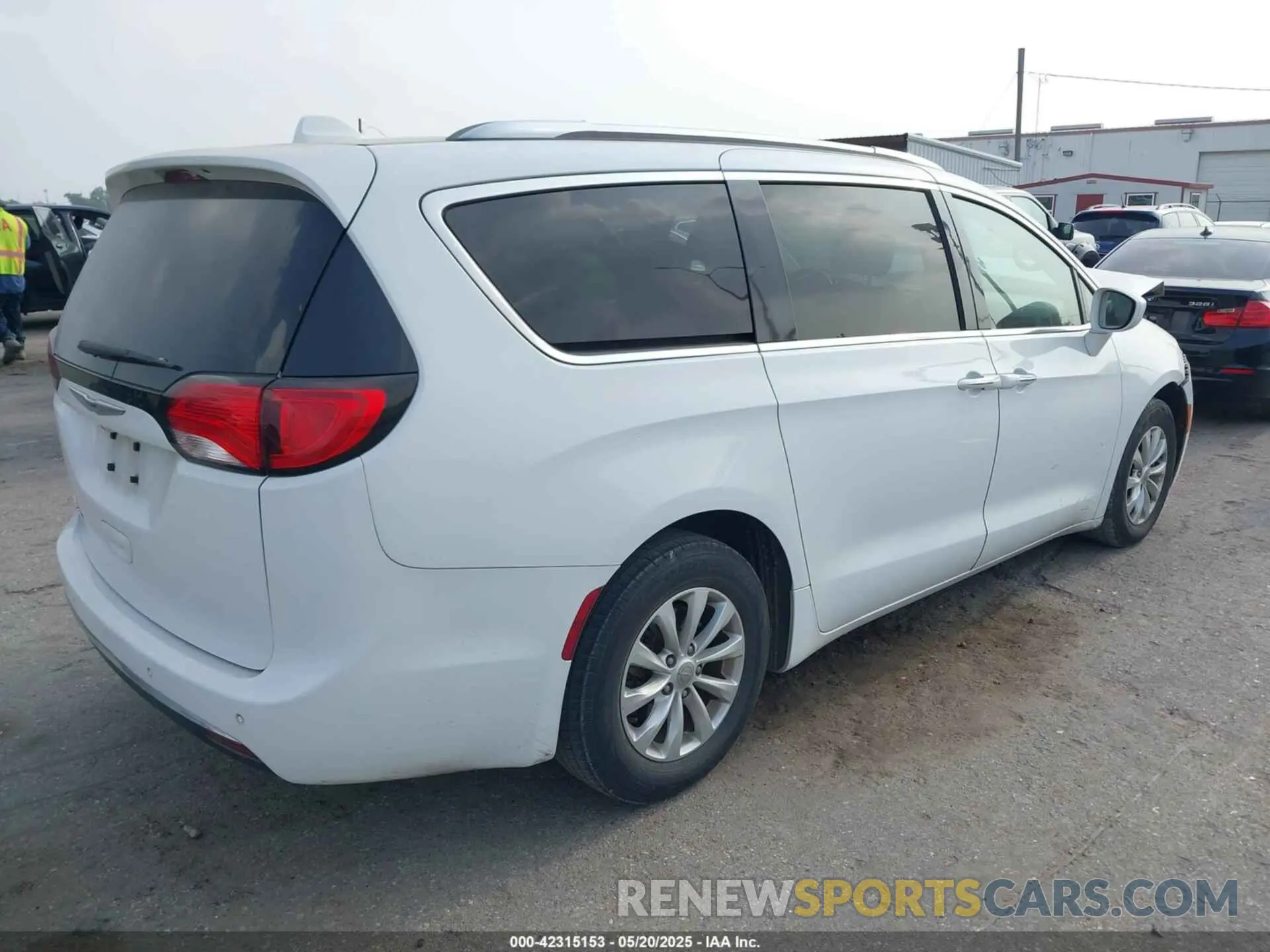 4 Photograph of a damaged car 2C4RC1BG2KR609002 CHRYSLER PACIFICA 2019