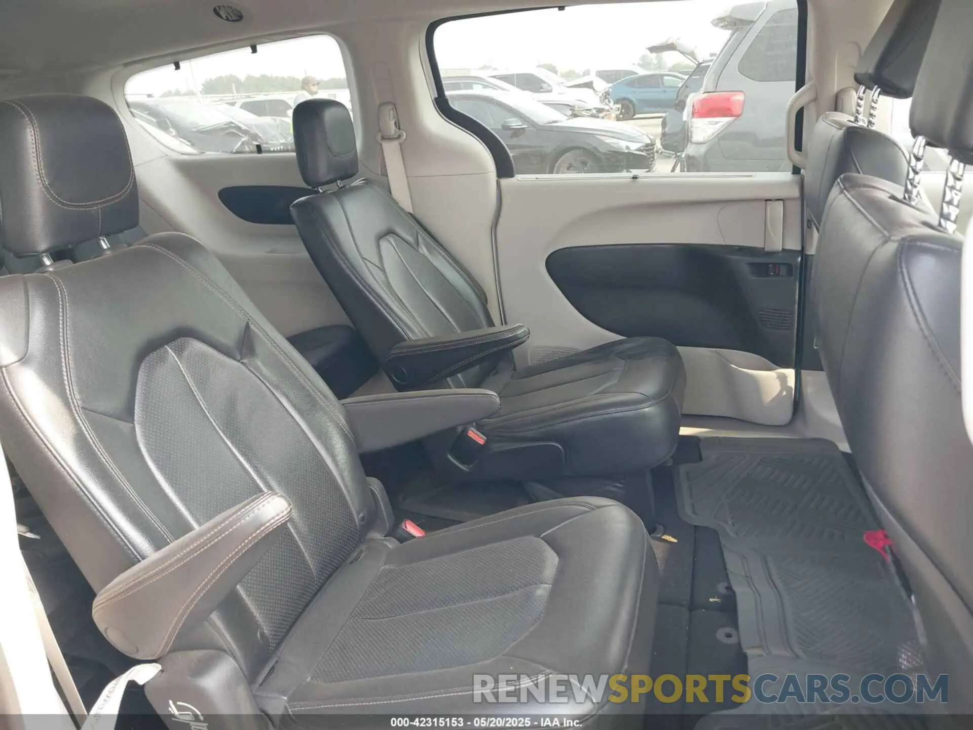 8 Photograph of a damaged car 2C4RC1BG2KR609002 CHRYSLER PACIFICA 2019