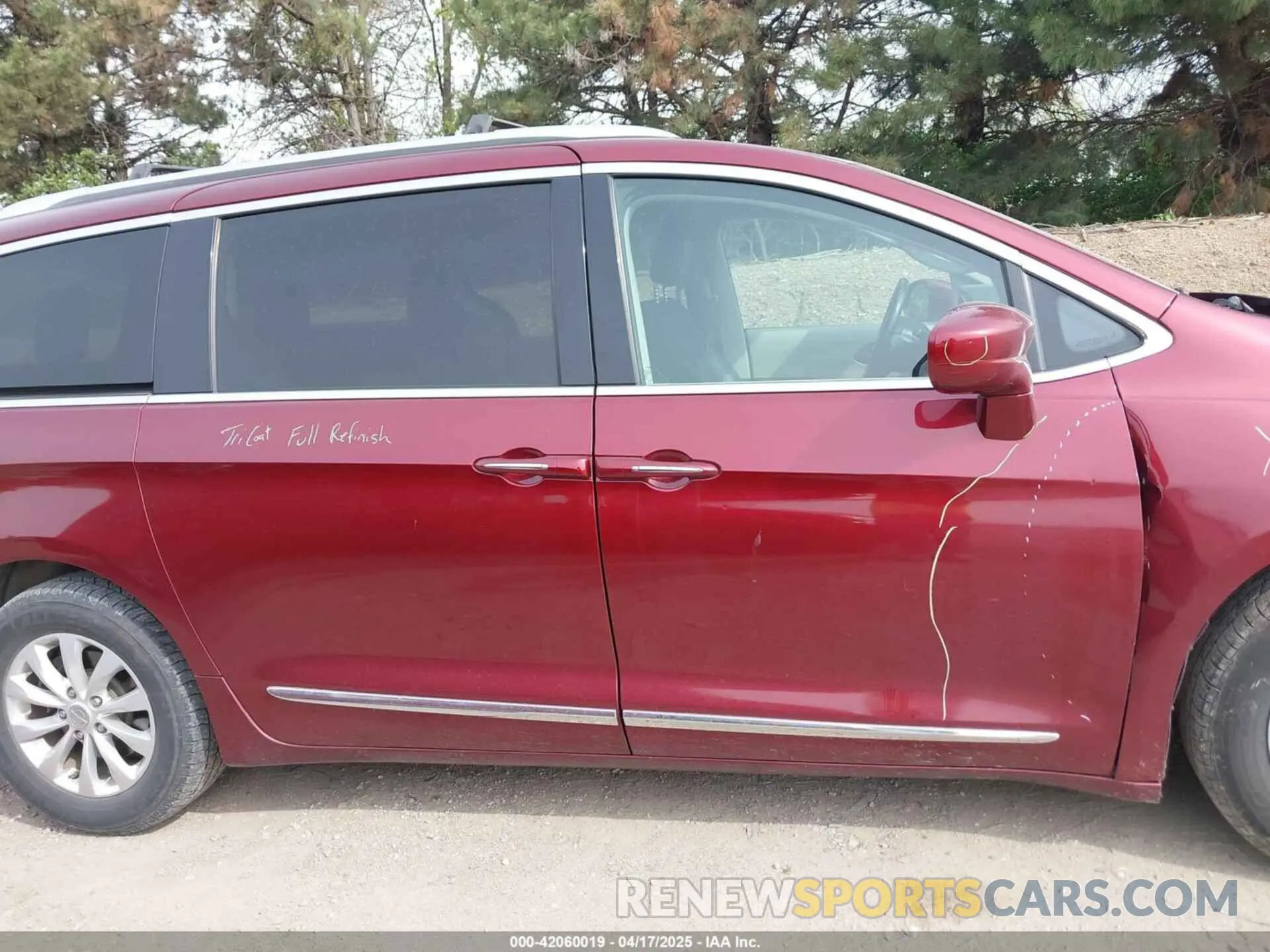 13 Photograph of a damaged car 2C4RC1BG2KR626415 CHRYSLER PACIFICA 2019