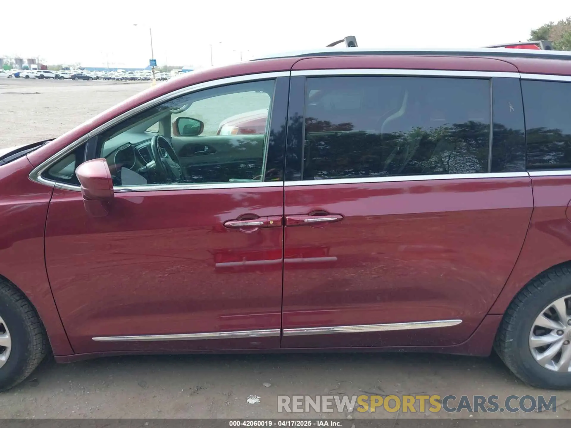 14 Photograph of a damaged car 2C4RC1BG2KR626415 CHRYSLER PACIFICA 2019
