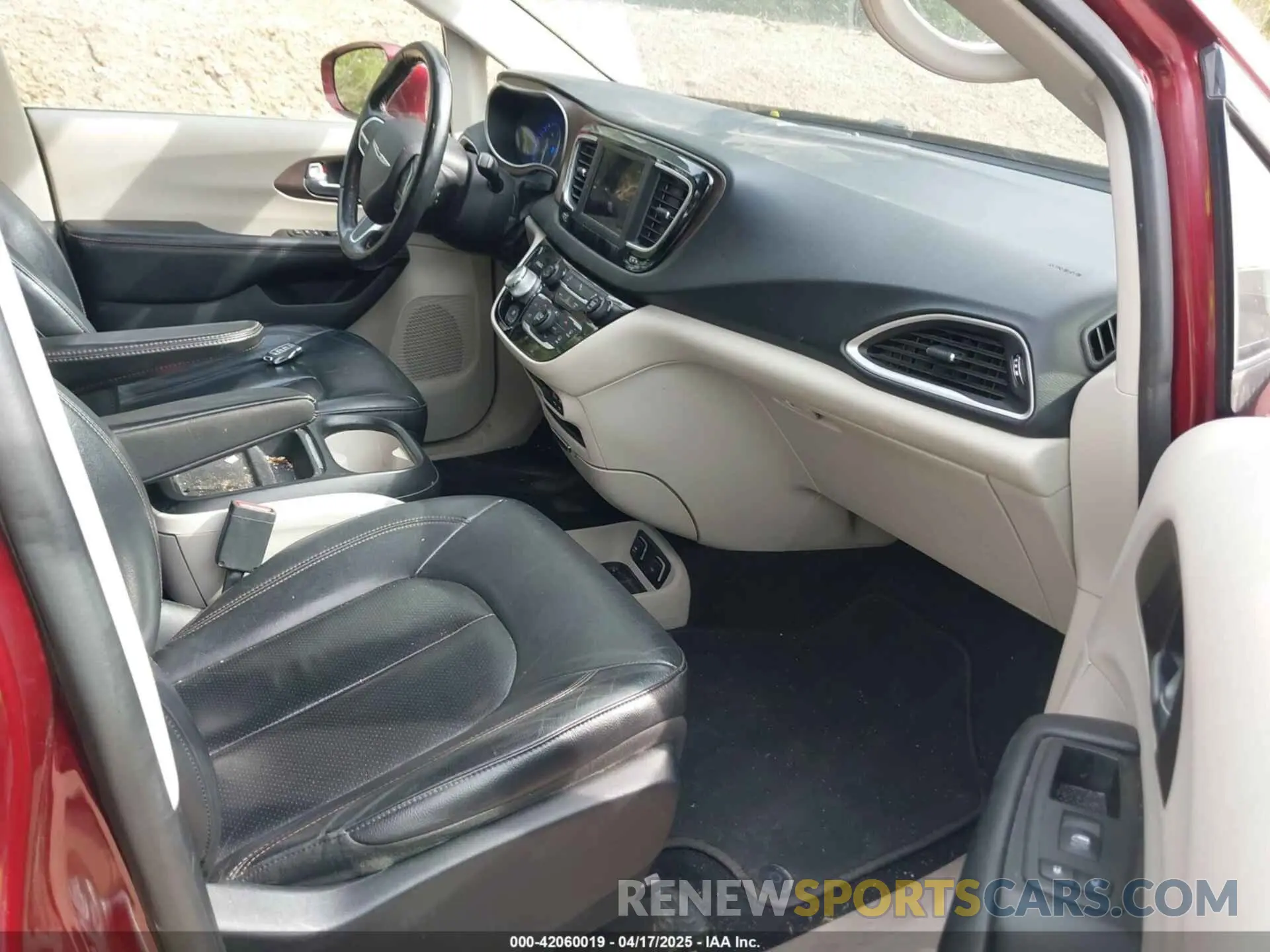 5 Photograph of a damaged car 2C4RC1BG2KR626415 CHRYSLER PACIFICA 2019