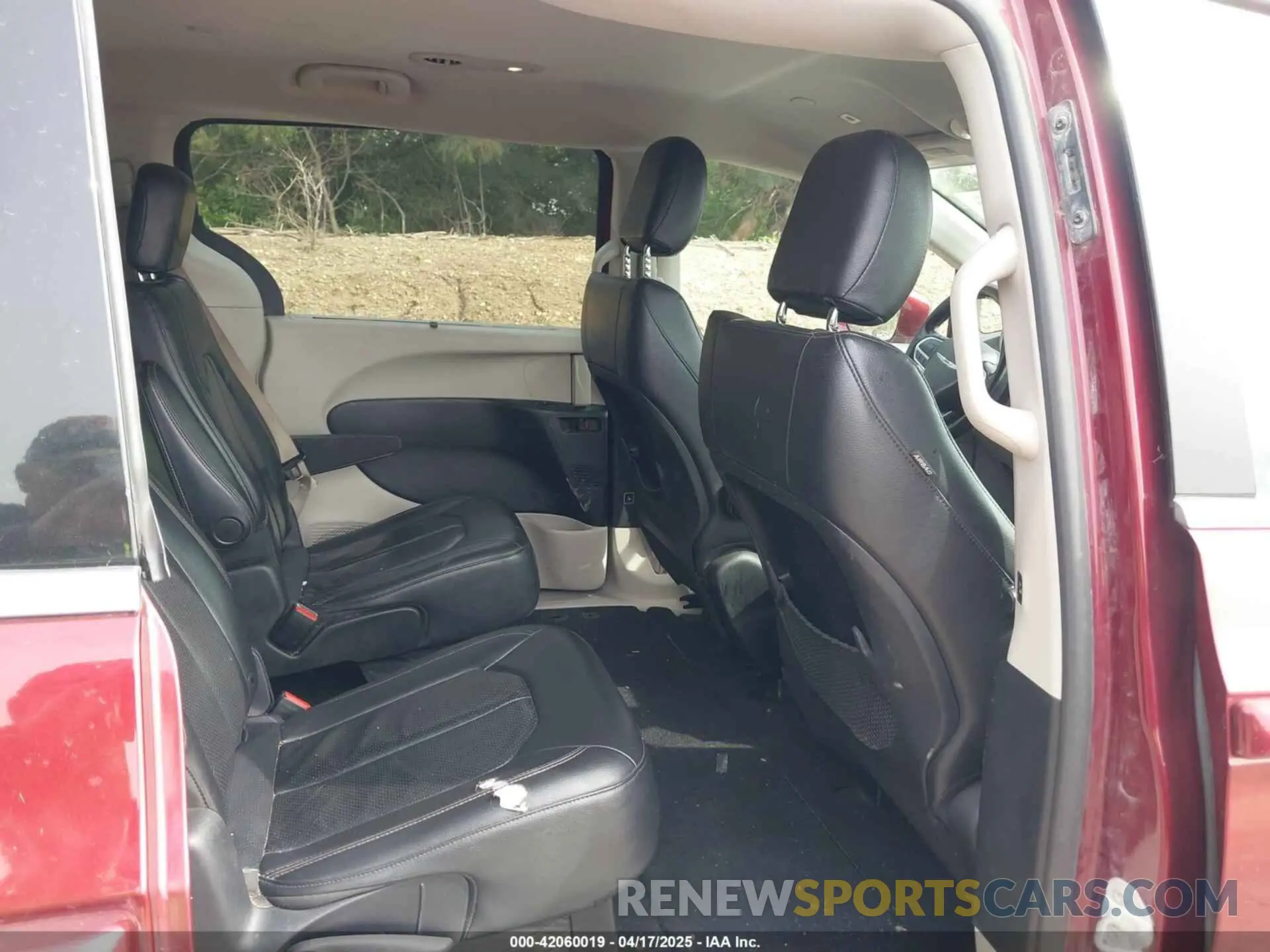 8 Photograph of a damaged car 2C4RC1BG2KR626415 CHRYSLER PACIFICA 2019