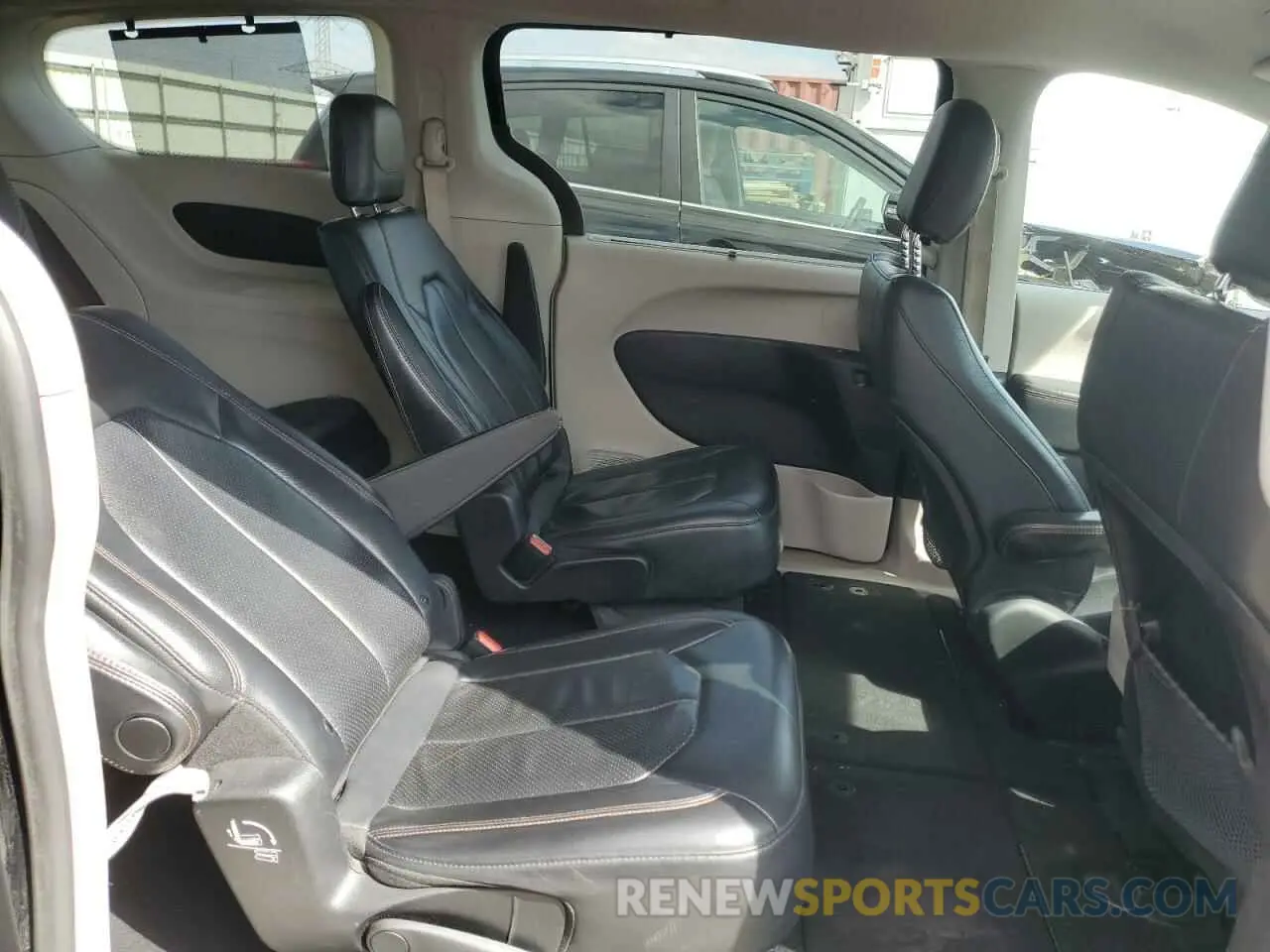 11 Photograph of a damaged car 2C4RC1BG2KR651542 CHRYSLER PACIFICA 2019