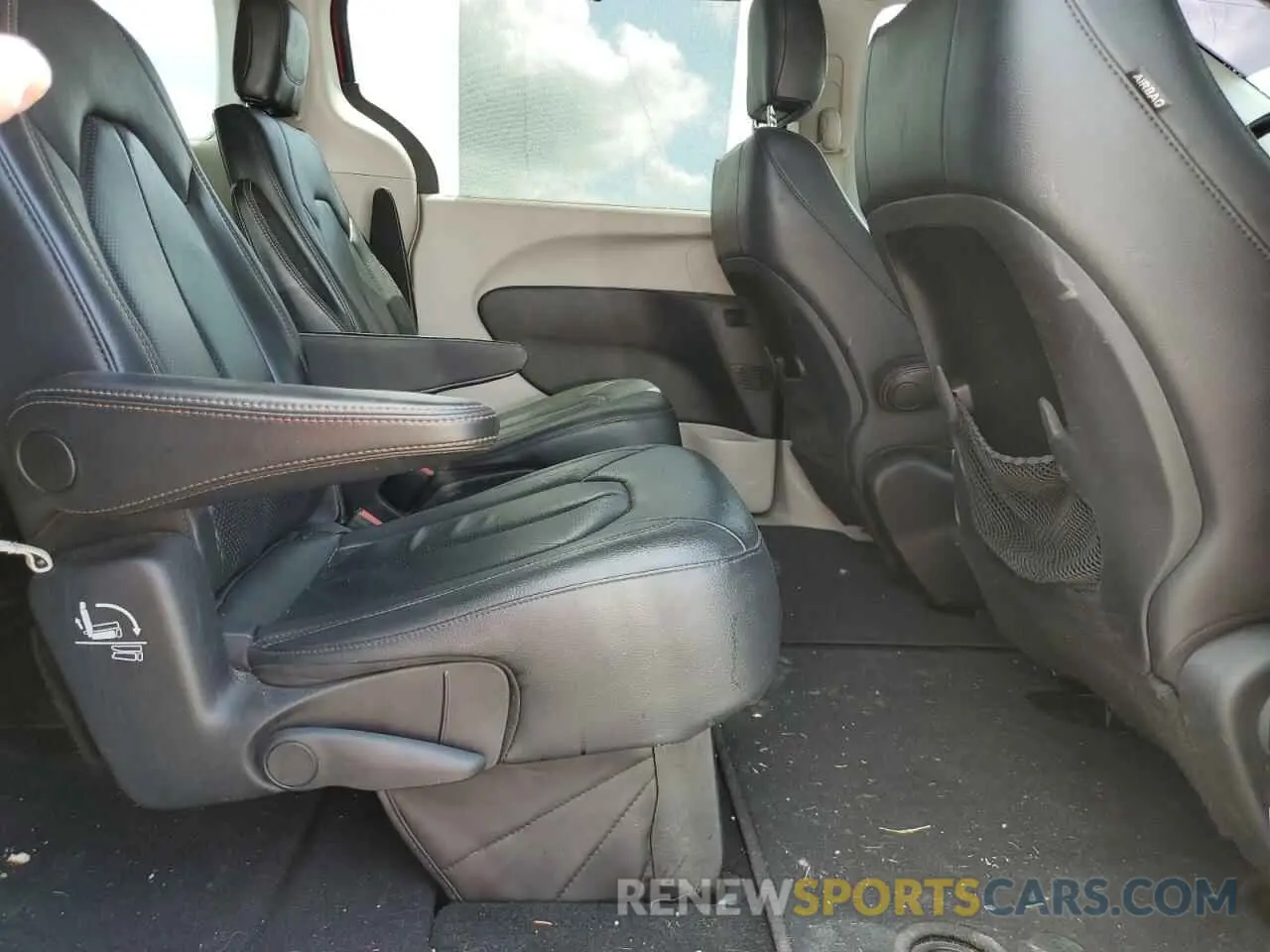 11 Photograph of a damaged car 2C4RC1BG2KR685769 CHRYSLER PACIFICA 2019