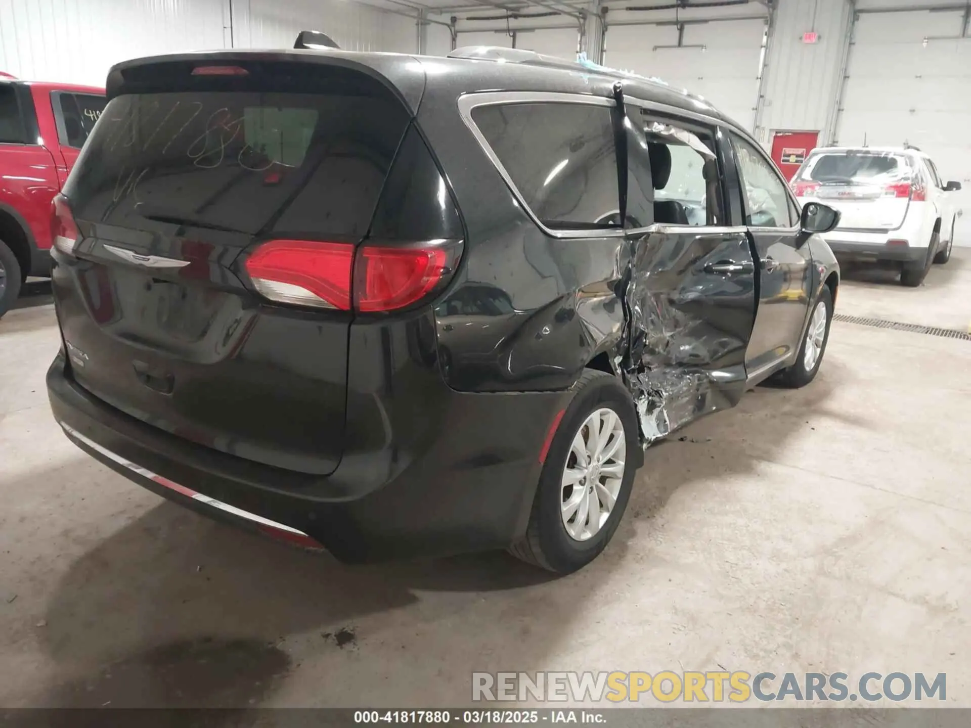 4 Photograph of a damaged car 2C4RC1BG2KR730791 CHRYSLER PACIFICA 2019