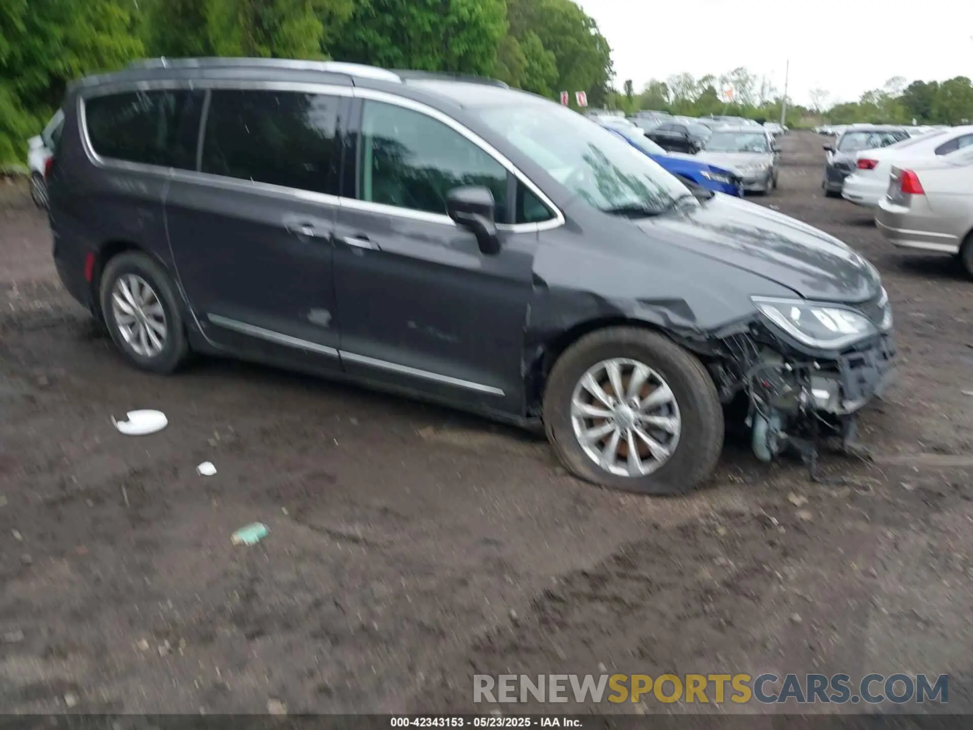 13 Photograph of a damaged car 2C4RC1BG3KR523732 CHRYSLER PACIFICA 2019