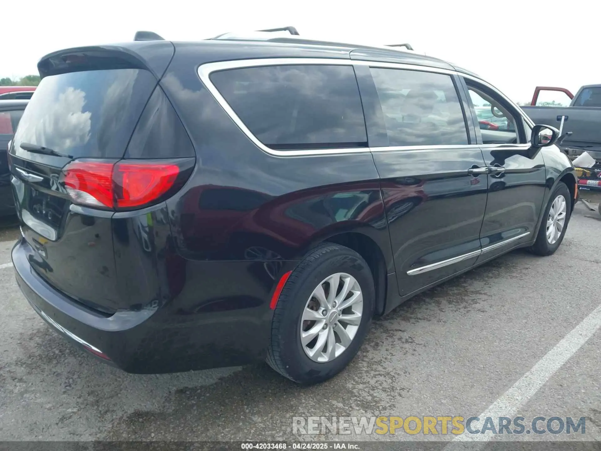 4 Photograph of a damaged car 2C4RC1BG3KR597314 CHRYSLER PACIFICA 2019