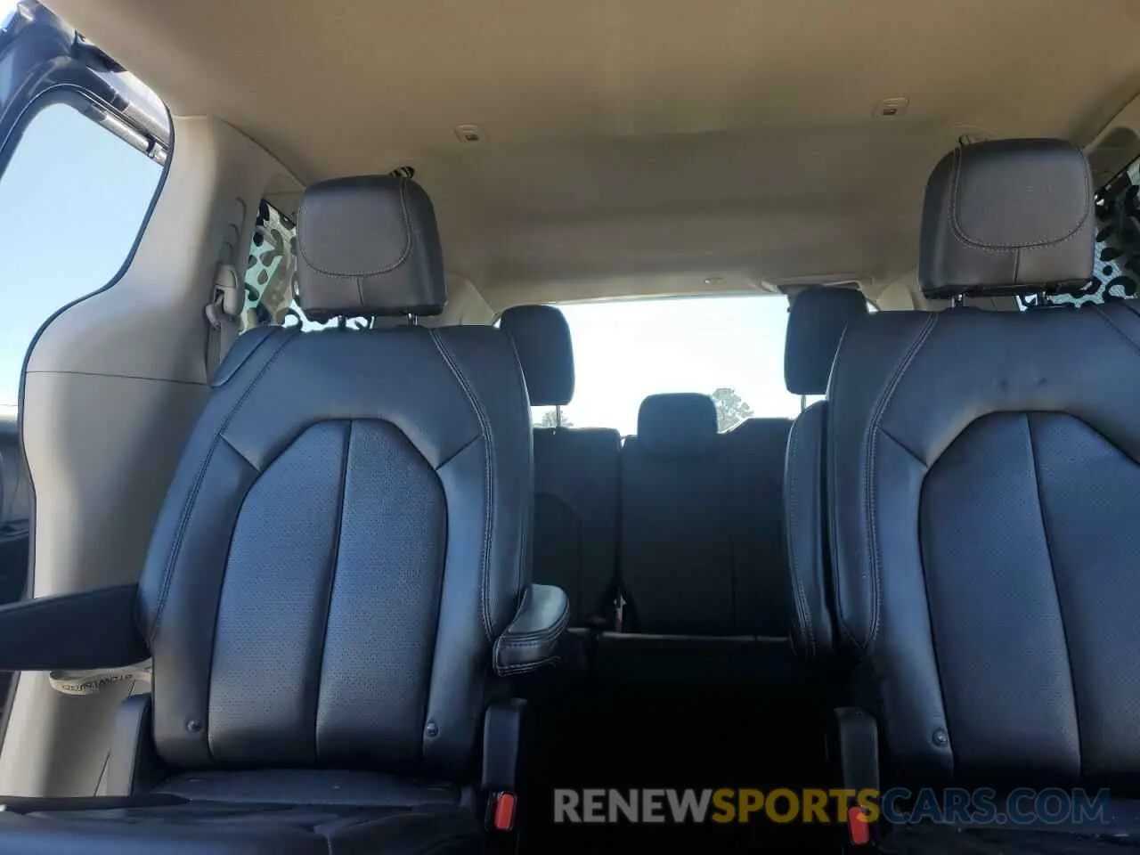 10 Photograph of a damaged car 2C4RC1BG3KR626486 CHRYSLER PACIFICA 2019