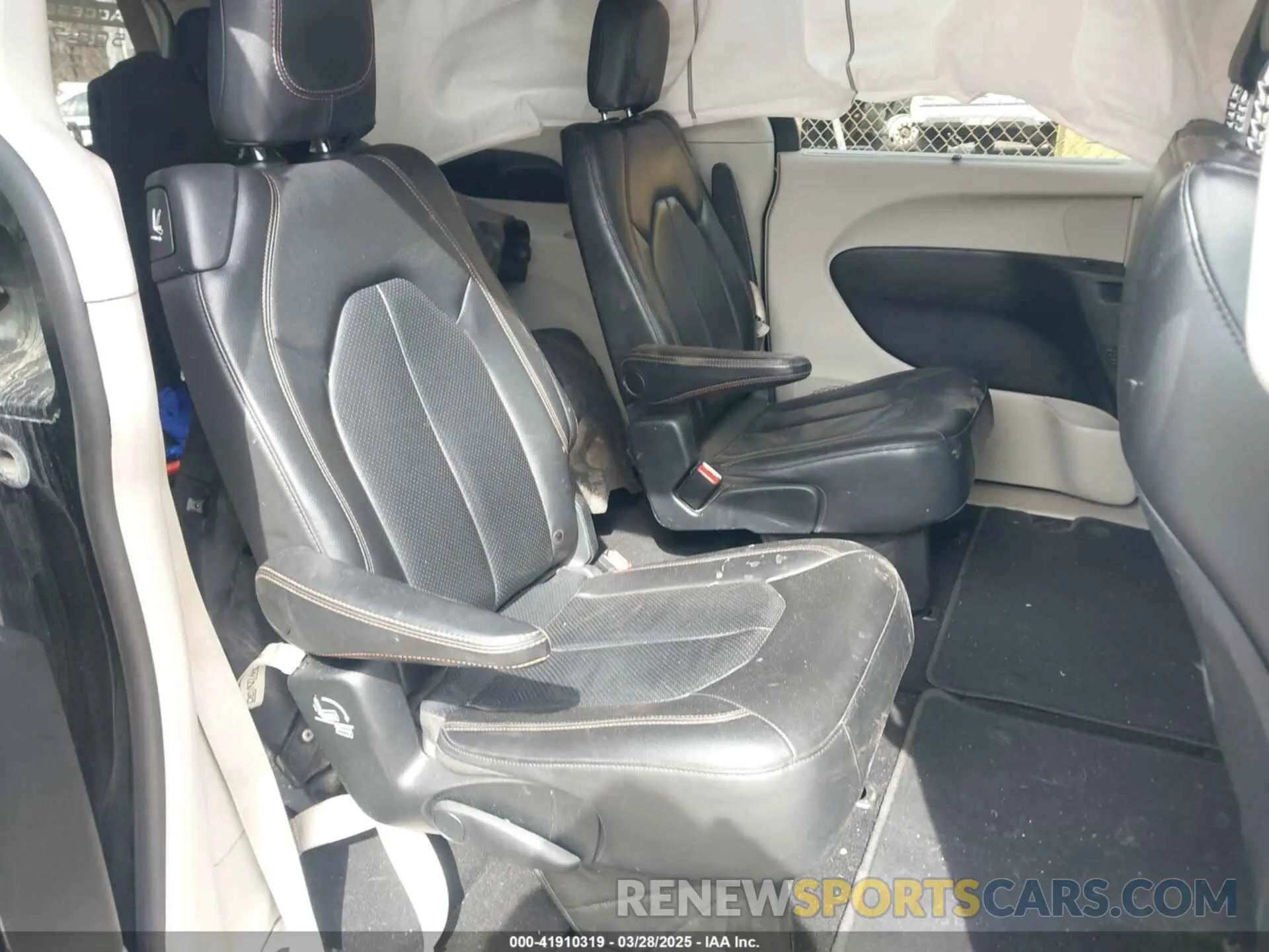 8 Photograph of a damaged car 2C4RC1BG3KR650786 CHRYSLER PACIFICA 2019