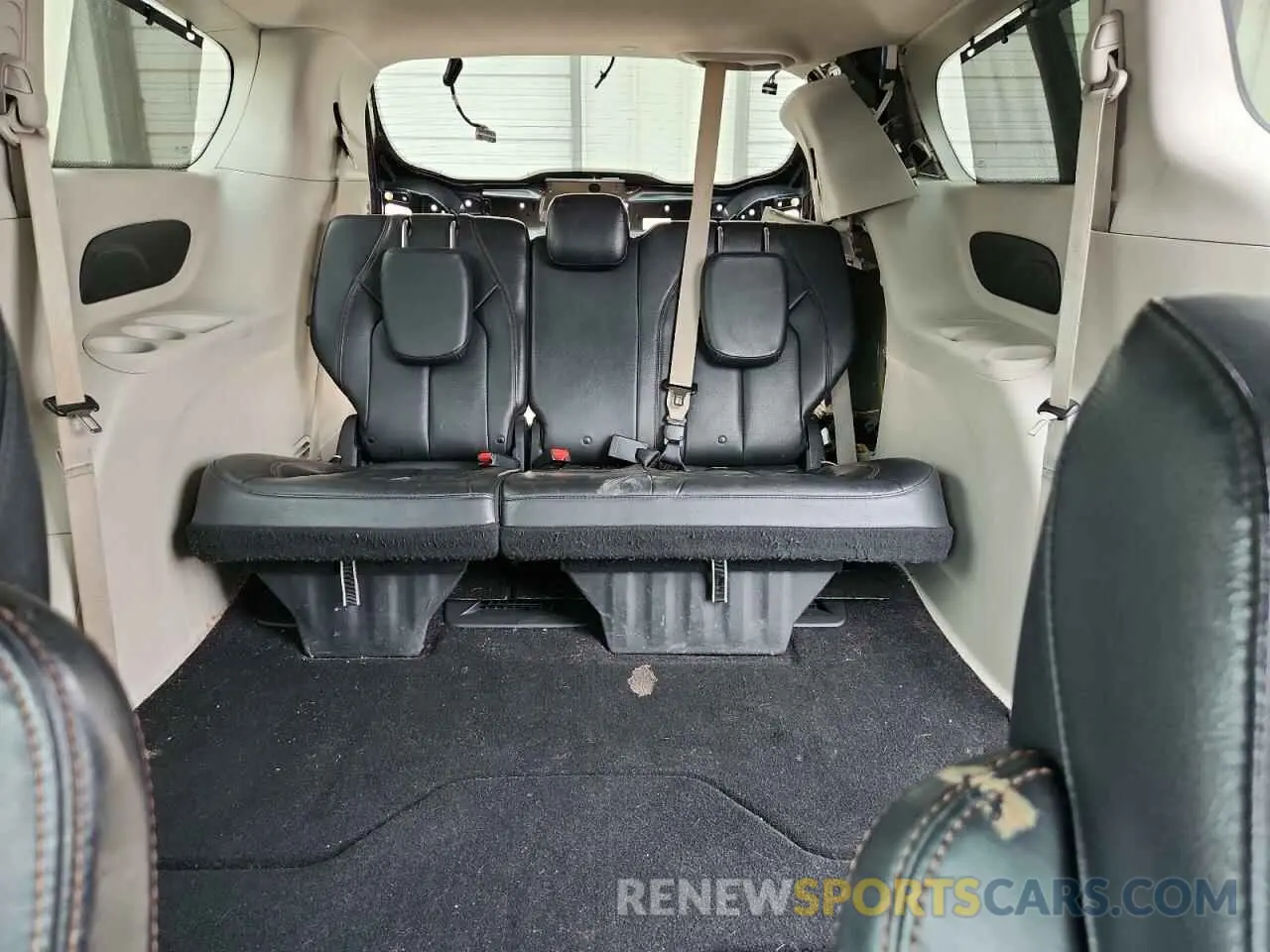 10 Photograph of a damaged car 2C4RC1BG3KR731870 CHRYSLER PACIFICA 2019