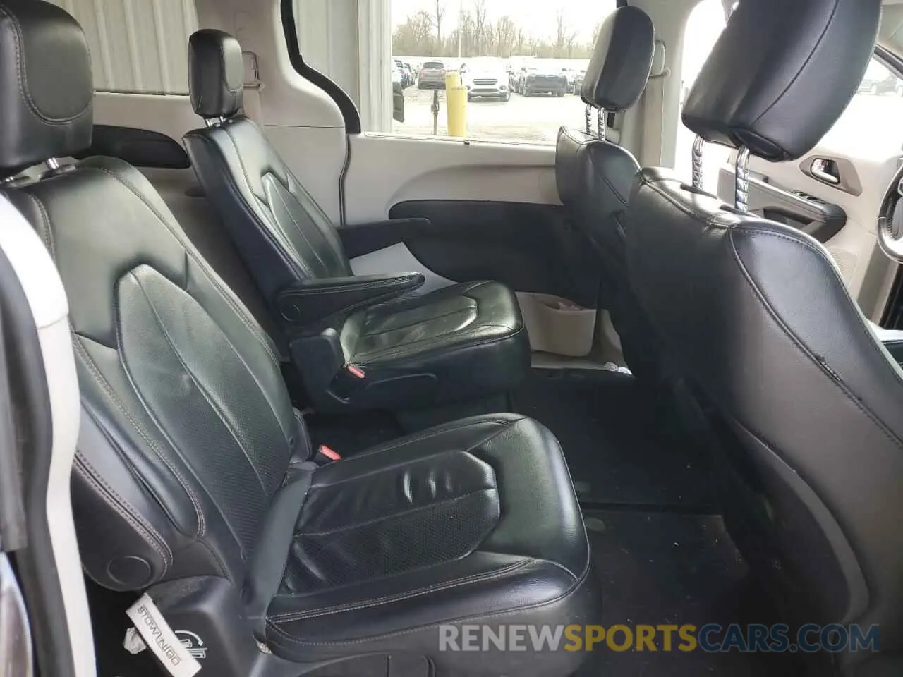 11 Photograph of a damaged car 2C4RC1BG4KR651557 CHRYSLER PACIFICA 2019