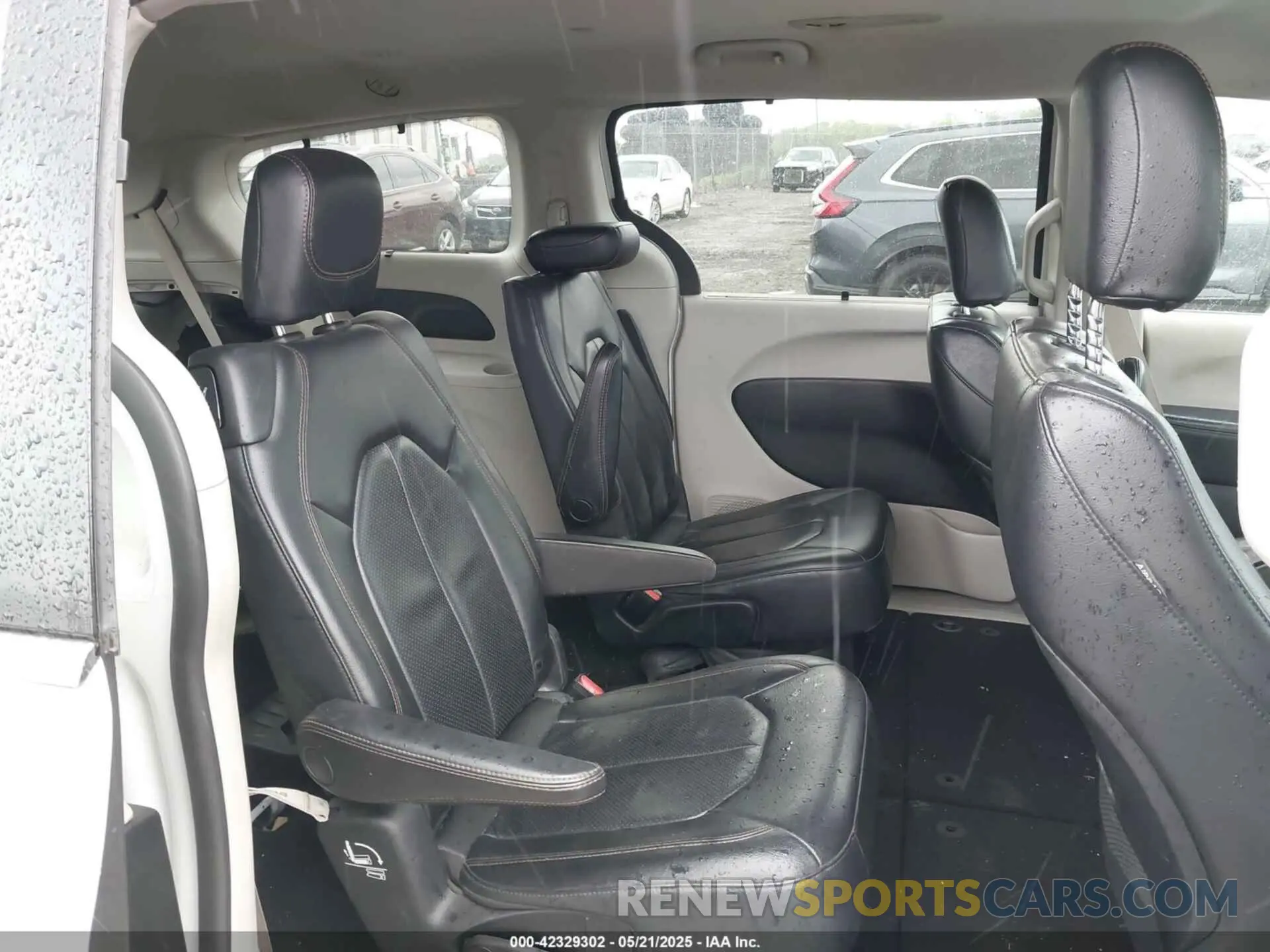 8 Photograph of a damaged car 2C4RC1BG4KR652224 CHRYSLER PACIFICA 2019