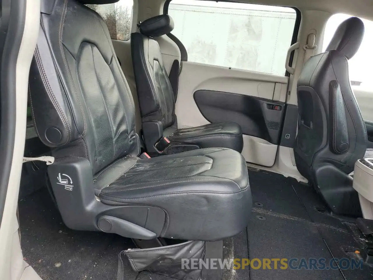 11 Photograph of a damaged car 2C4RC1BG4KR733255 CHRYSLER PACIFICA 2019