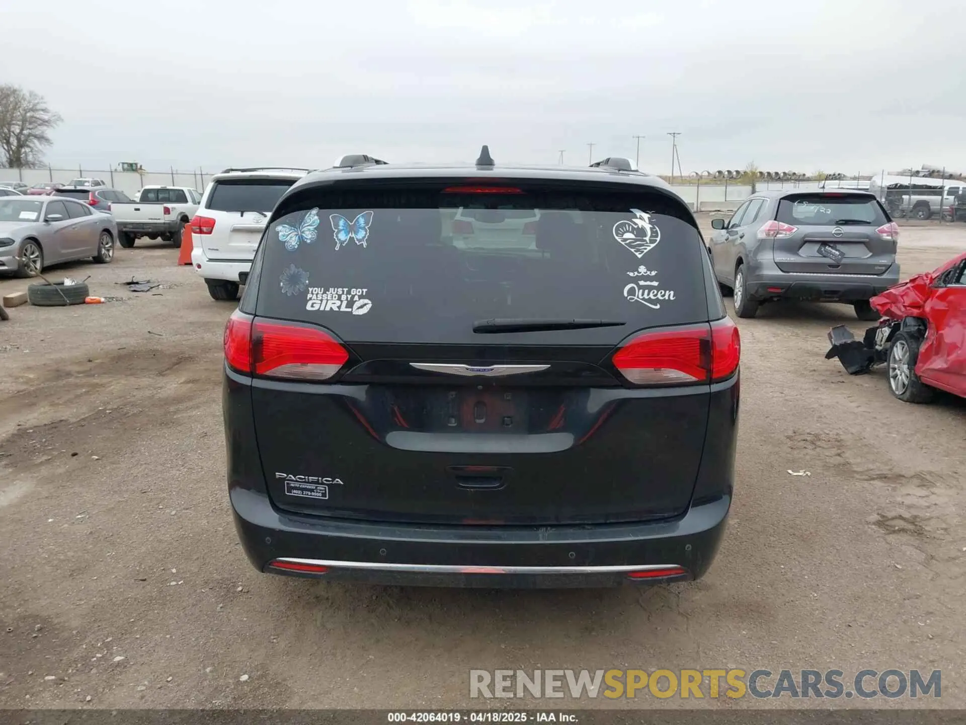 17 Photograph of a damaged car 2C4RC1BG5KR651535 CHRYSLER PACIFICA 2019