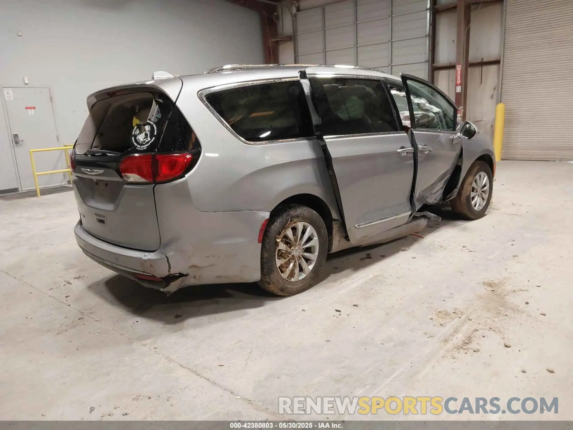 4 Photograph of a damaged car 2C4RC1BG6KR560189 CHRYSLER PACIFICA 2019