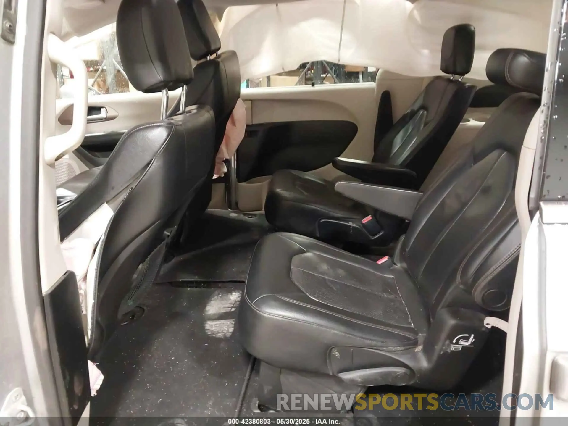 8 Photograph of a damaged car 2C4RC1BG6KR560189 CHRYSLER PACIFICA 2019