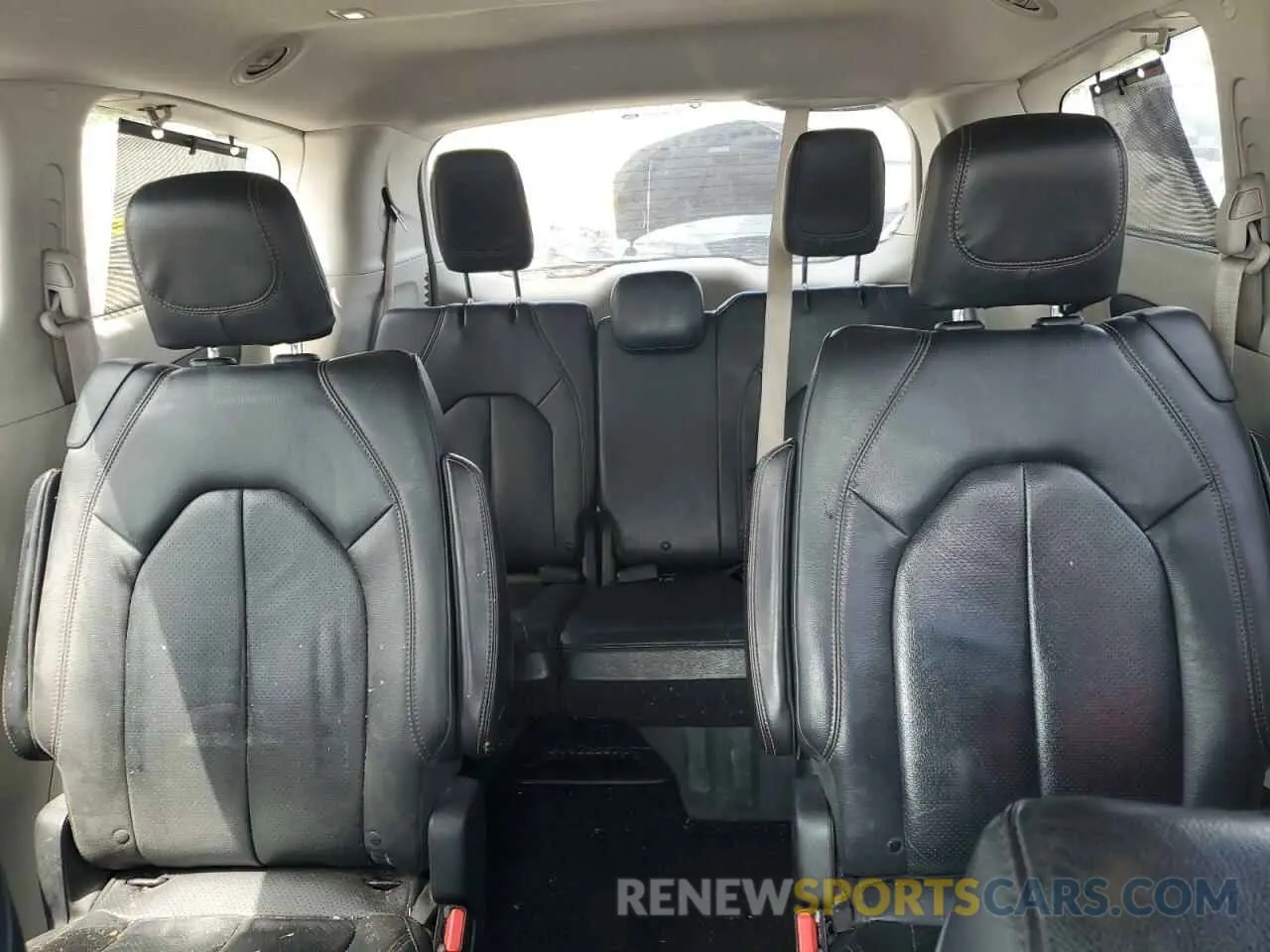 10 Photograph of a damaged car 2C4RC1BG6KR731460 CHRYSLER PACIFICA 2019