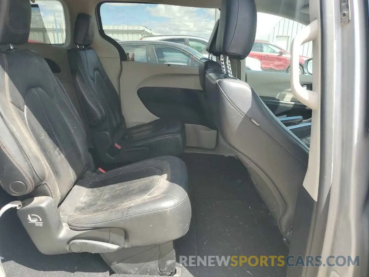 11 Photograph of a damaged car 2C4RC1BG6KR731460 CHRYSLER PACIFICA 2019