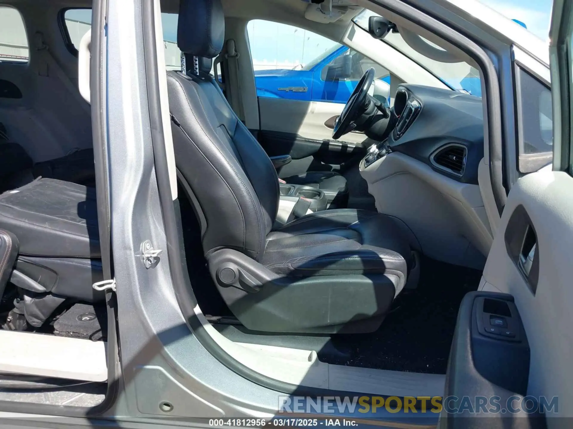 5 Photograph of a damaged car 2C4RC1BG7KR554739 CHRYSLER PACIFICA 2019