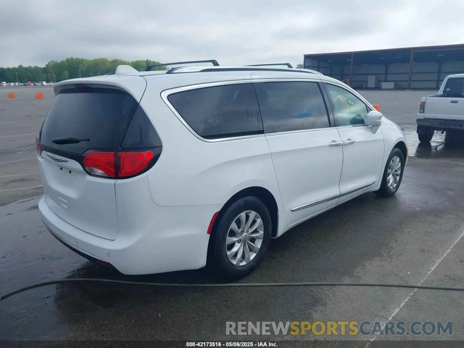 4 Photograph of a damaged car 2C4RC1BG7KR556247 CHRYSLER PACIFICA 2019