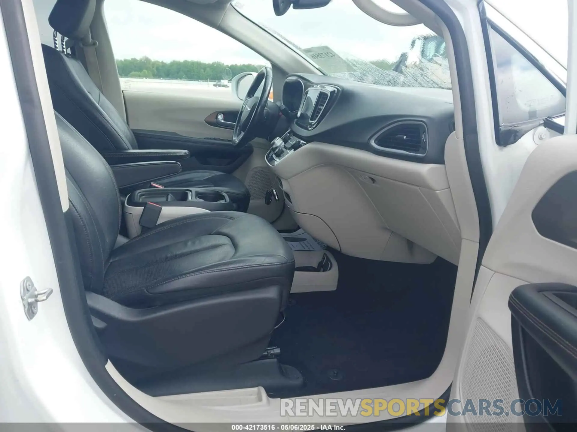 5 Photograph of a damaged car 2C4RC1BG7KR556247 CHRYSLER PACIFICA 2019
